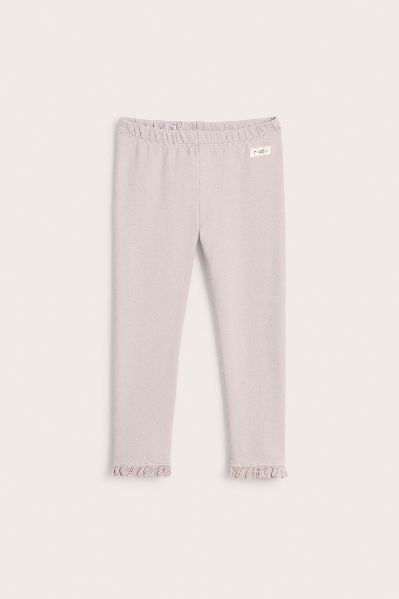 Vorderansicht: helllila Kinder-Leggings aus Baumwollmischung mit Gummizugbund, Spitzenbündchen und Newbie-Etikett.
