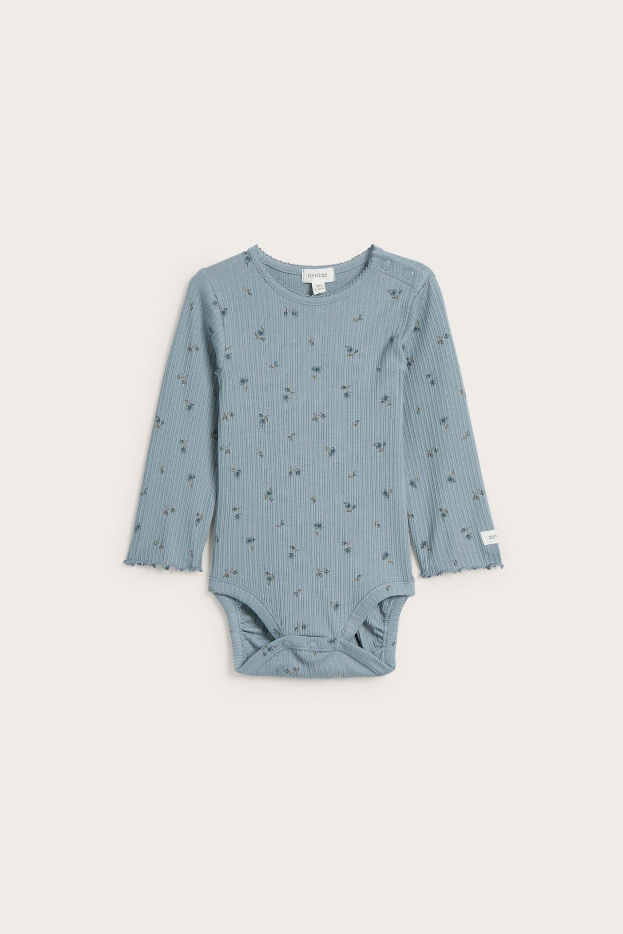 Vorderansicht: Hellblauer gerippter Baby-Body mit kleinem Blumenmuster, Picot-Besatz und Druckknöpfen.