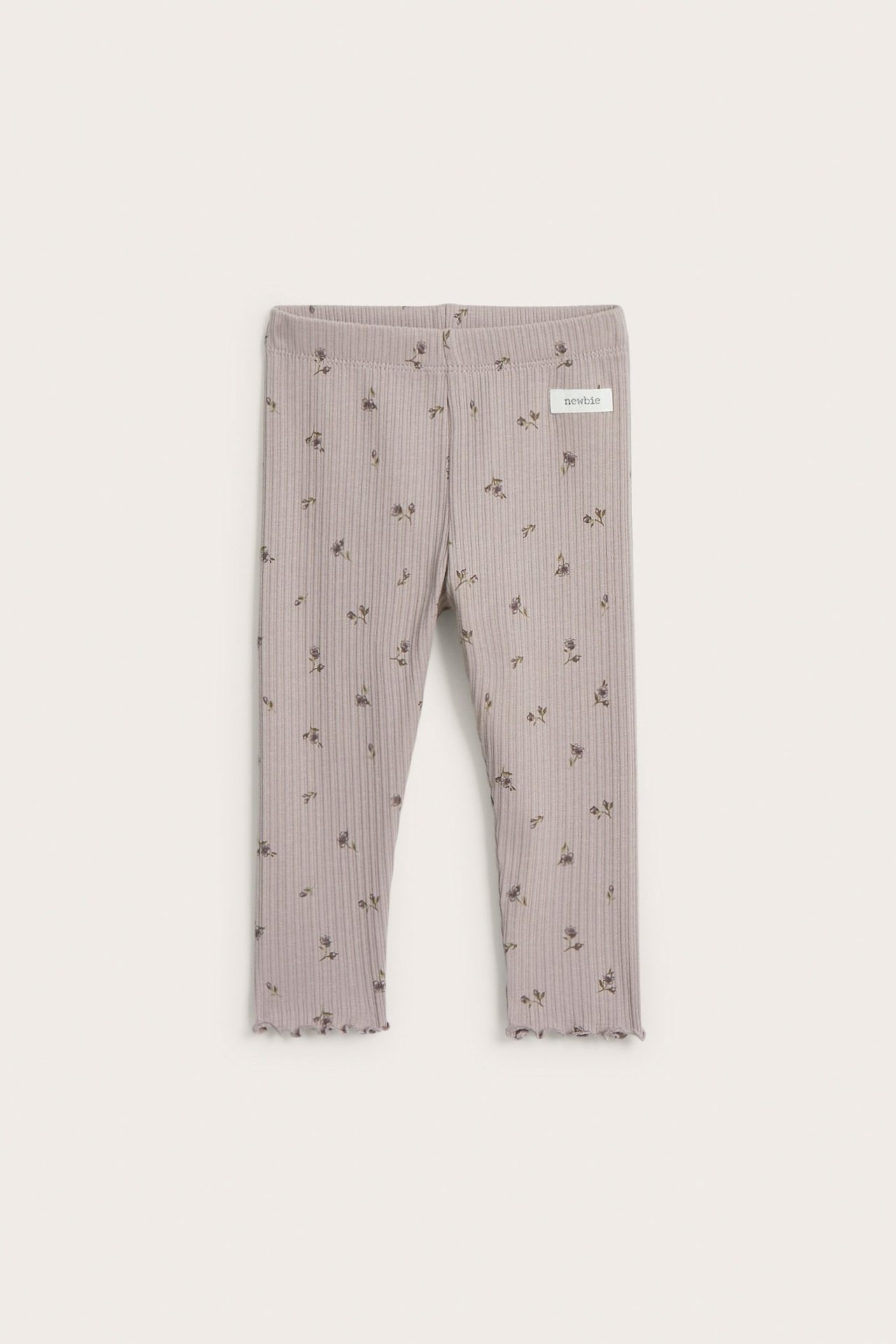 Vorderansicht von Baby-Rippleggings in Helllila mit kleinem Blumenmuster und Babylock-Säumen.