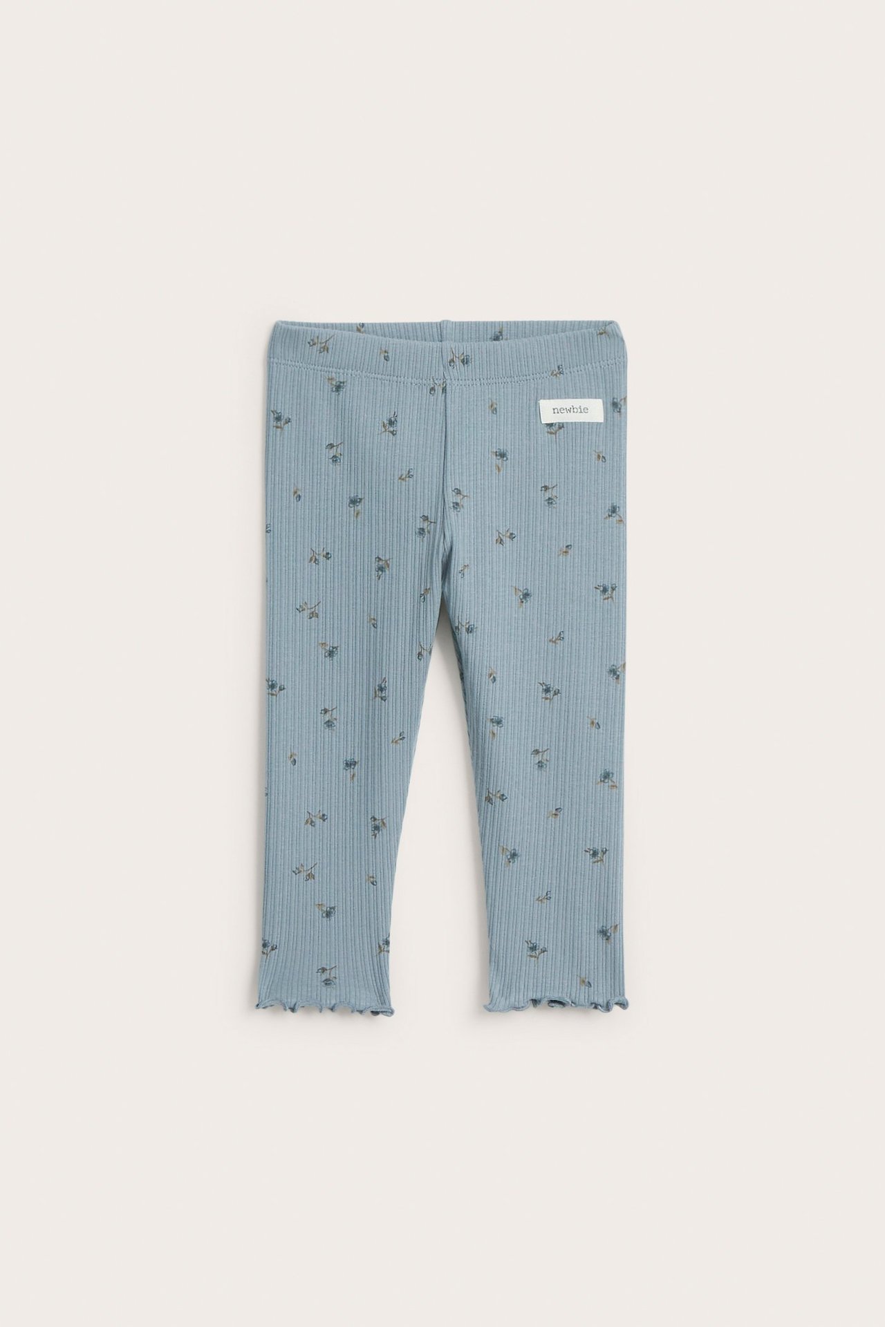 Vorderansicht: Hellblaue gerippte Baby-Leggings mit kleinem Blumenmuster und Babylock-Bündchen.