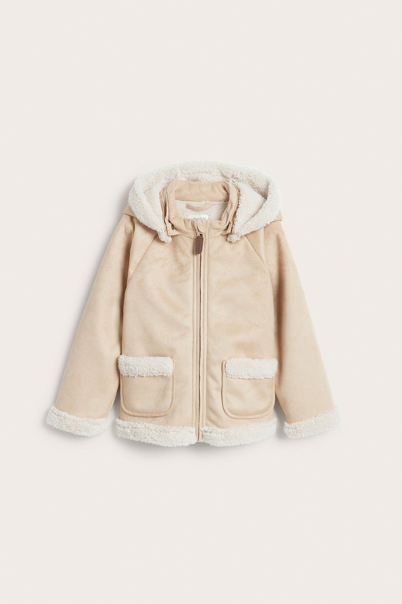 Vorderansicht einer beigen Kinder-Shearlingjacke aus Wildlederimitat mit abnehmbarer Kapuze, Reißverschluss und Teddyfutter.