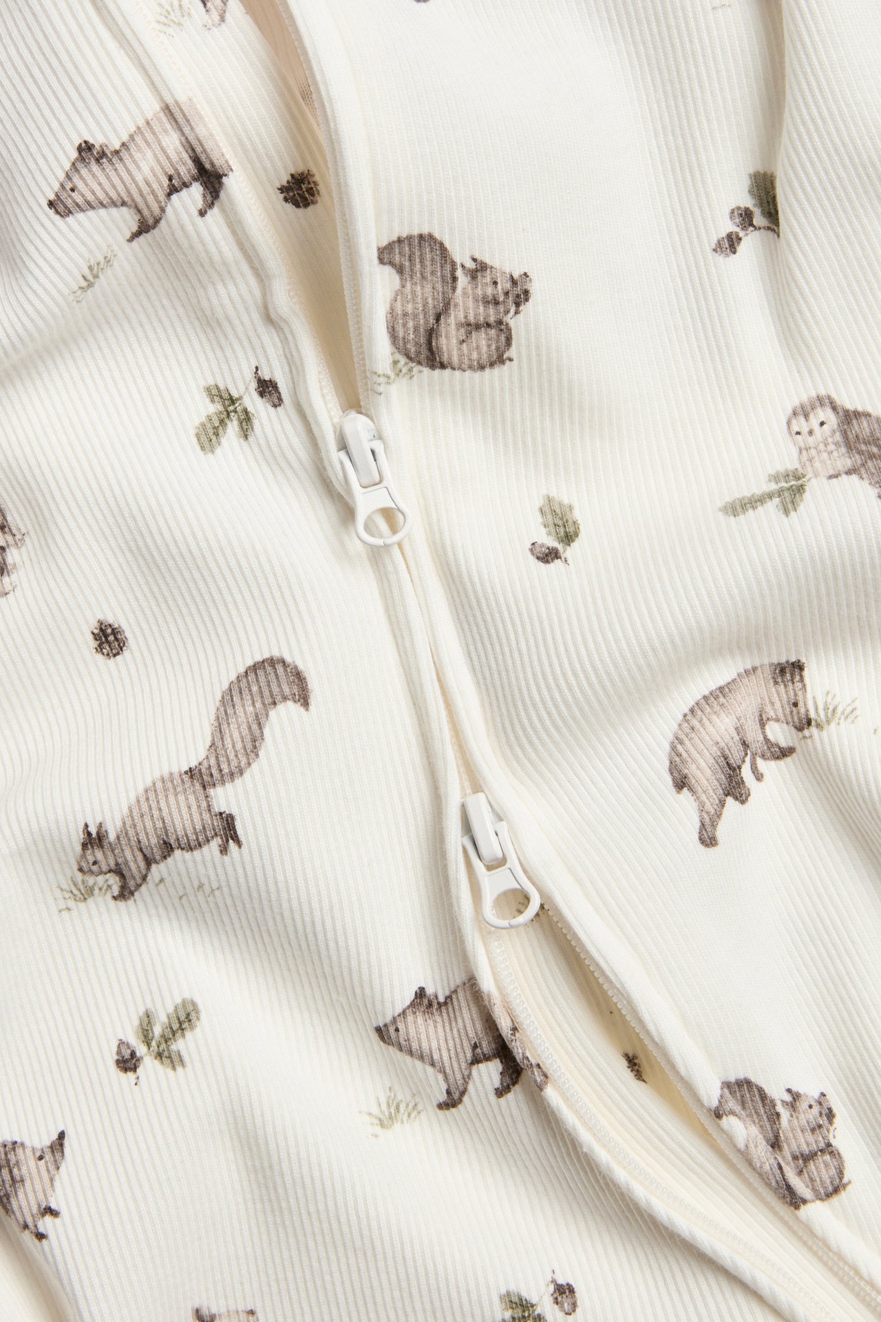 Baby-Pyjama mit Waldmotiv