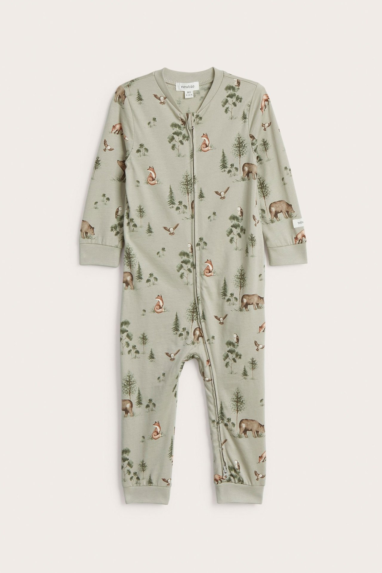 Vorderansicht: Baby-Pyjama aus hellgrüner Baumwolle mit Waldtiermuster und Zwei-Wege-Reißverschluss.