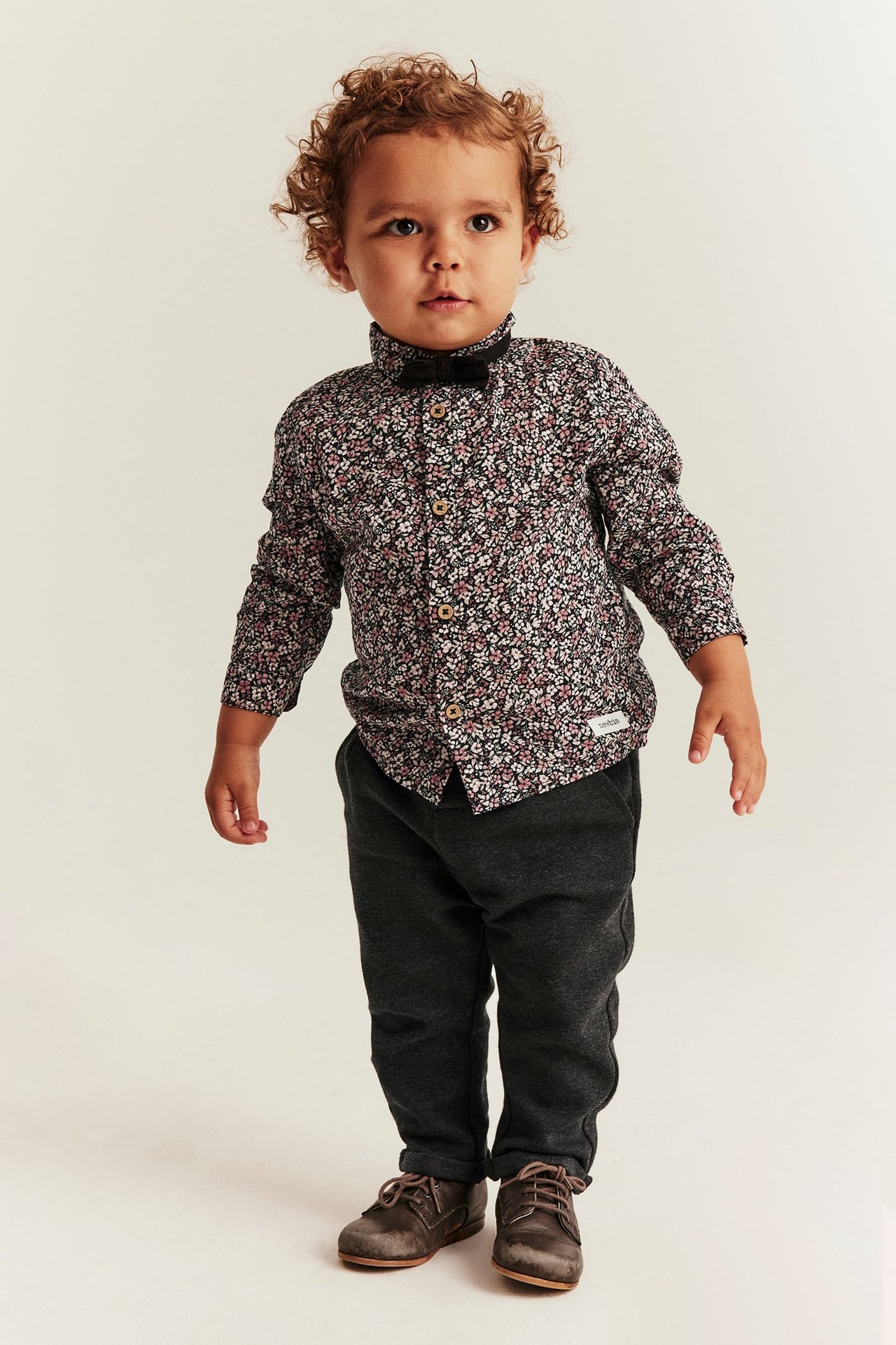 Outlet für Kinder: dunkelgraue melierte Hose mit Umschlag, Knopf, Taschen, Elastbund.