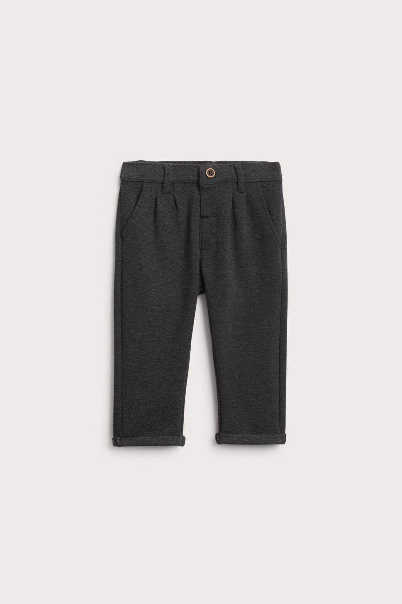 Vorderansicht dunkelgrauer plissierter Kinderhose mit Umschlag und einem Knopf.