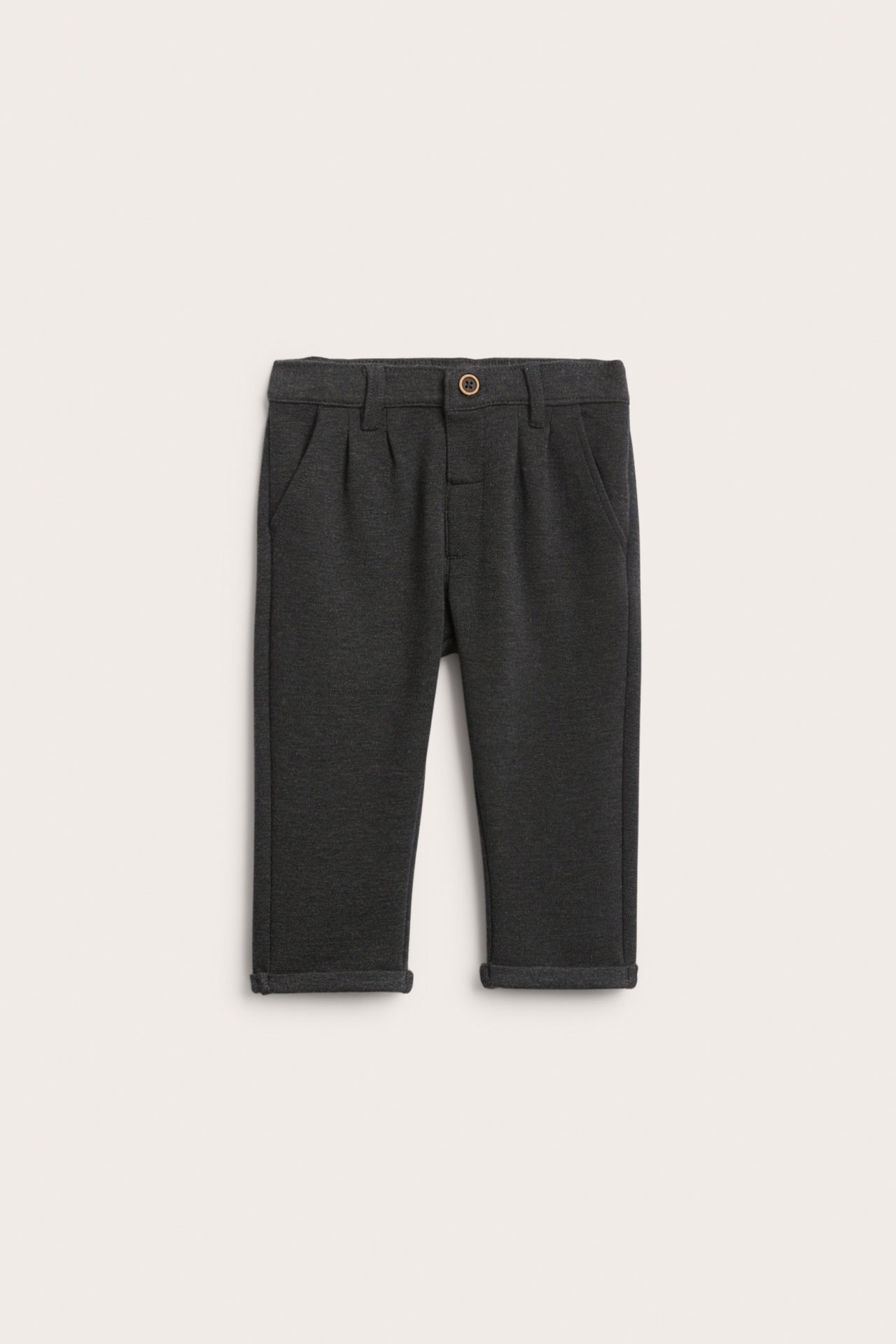 Vorderansicht dunkelgrauer plissierter Kinderhose mit Umschlag und einem Knopf.