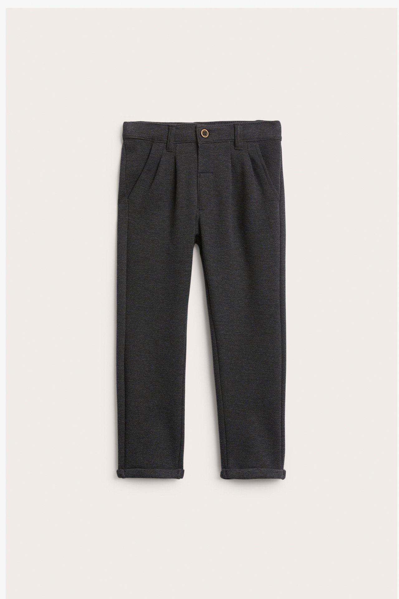Vorderansicht: Dunkelgraue Kinderhose mit Bundfalten, einem Knopf und umgeschlagenen Säumen.