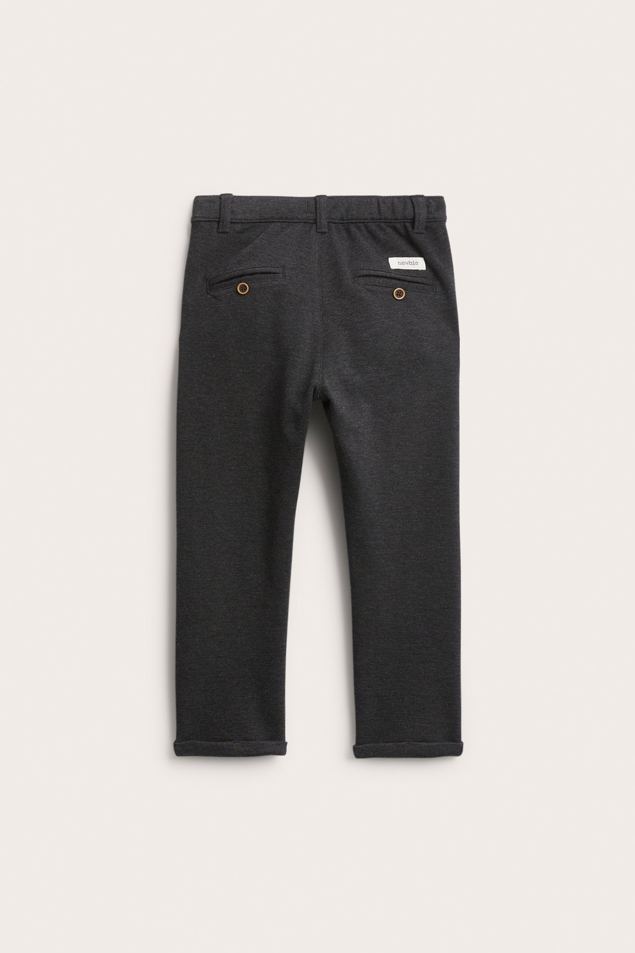 Rückansicht einer dunkelgrauen Jerseyhose mit zwei Gesäßtaschen und umgeschlagenen Säumen.