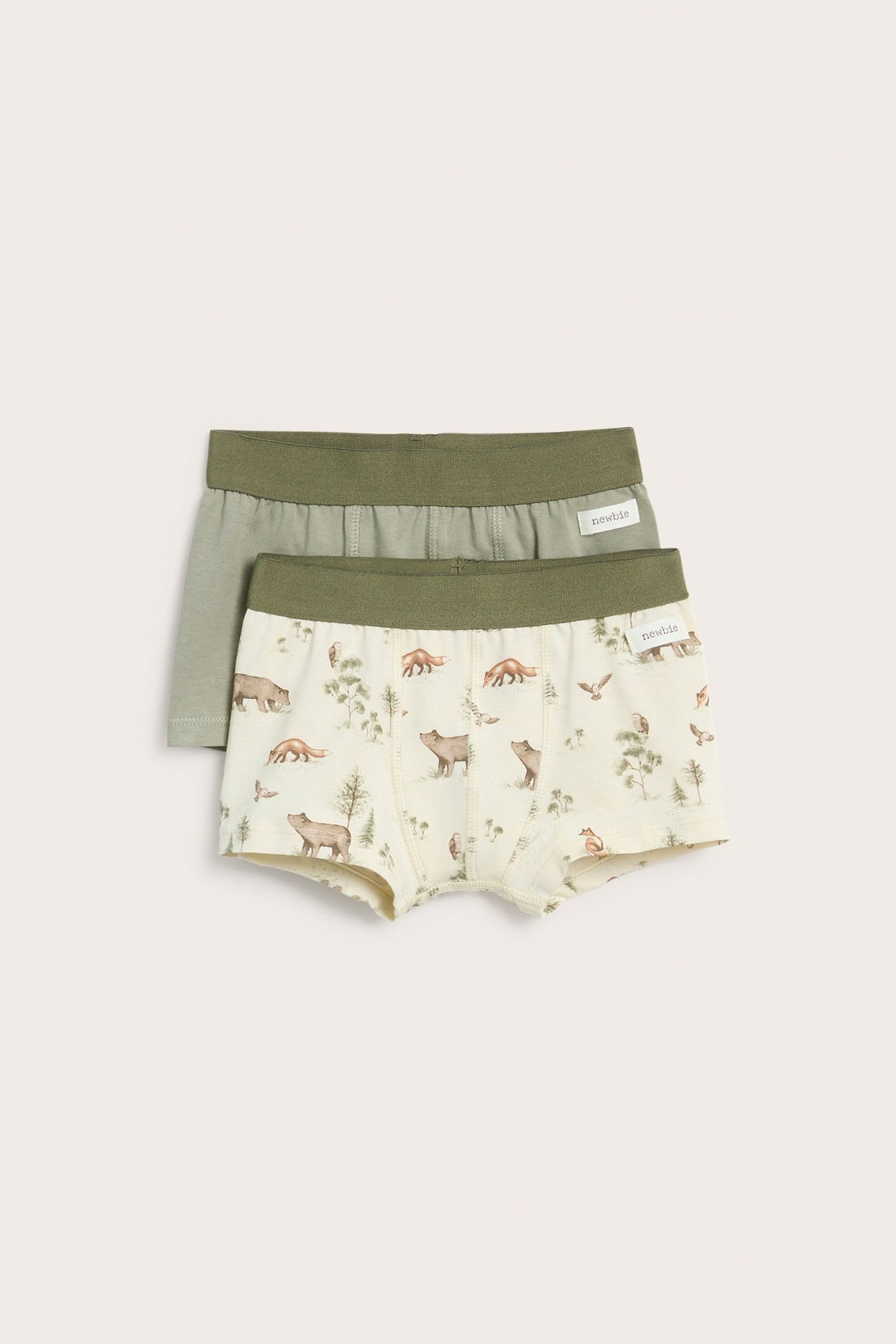 Vorderansicht von zwei Kinder-Boxershorts: eine hellbeige mit Tiermuster, eine einfarbig hellolivgrün.