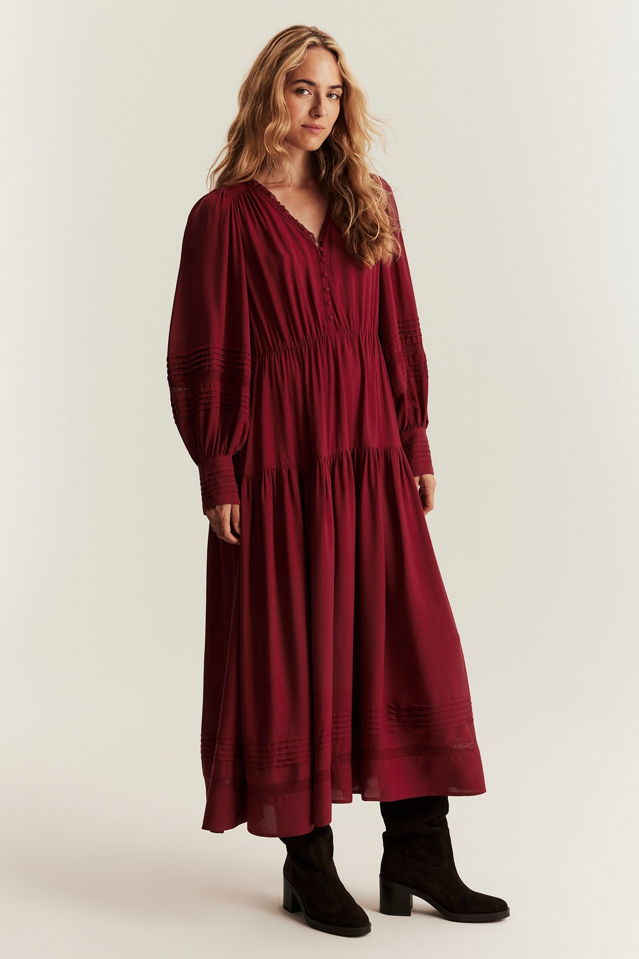 Red viscose dress with lace details, elastic waist, buttons, side pockets, long sleeves.