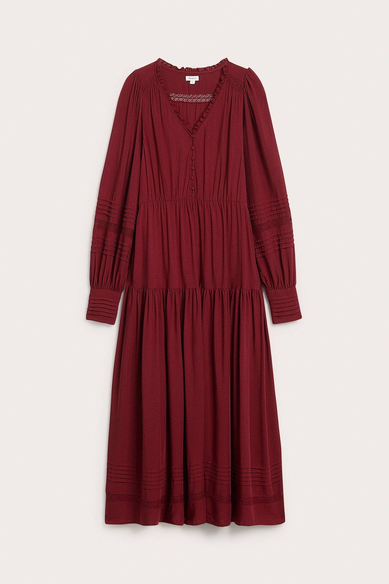 Vorderansicht eines roten Viskose-Midikleides mit Spitzendetails, Biesen, überzogenen Knöpfen und Gummizug an der Taille.