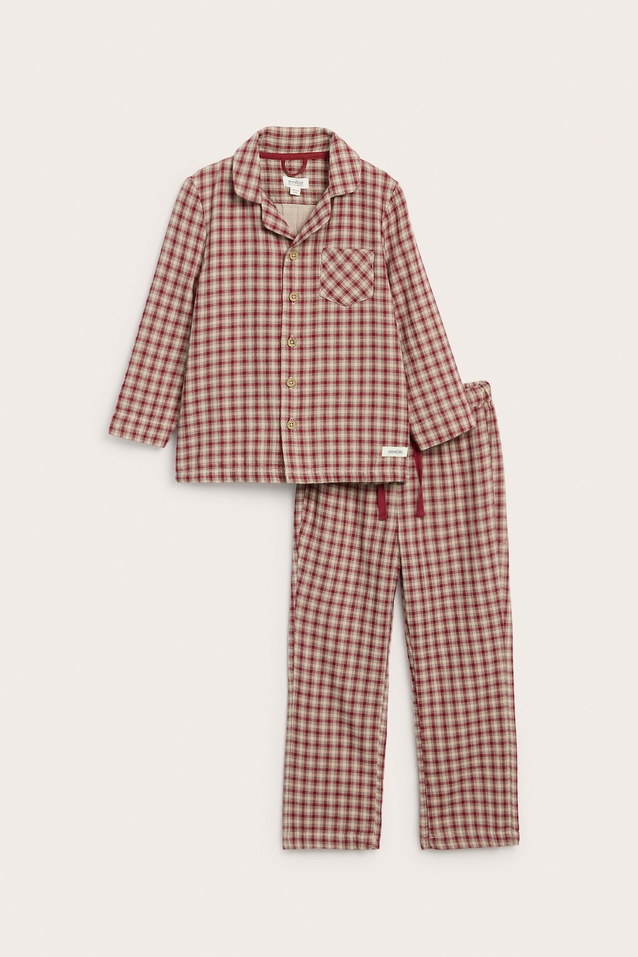 Vorderansicht eines rot-beigen karierten Kinder-Baumwollpyjamas: Hemd mit Kragen und Hose mit Kordelzug.