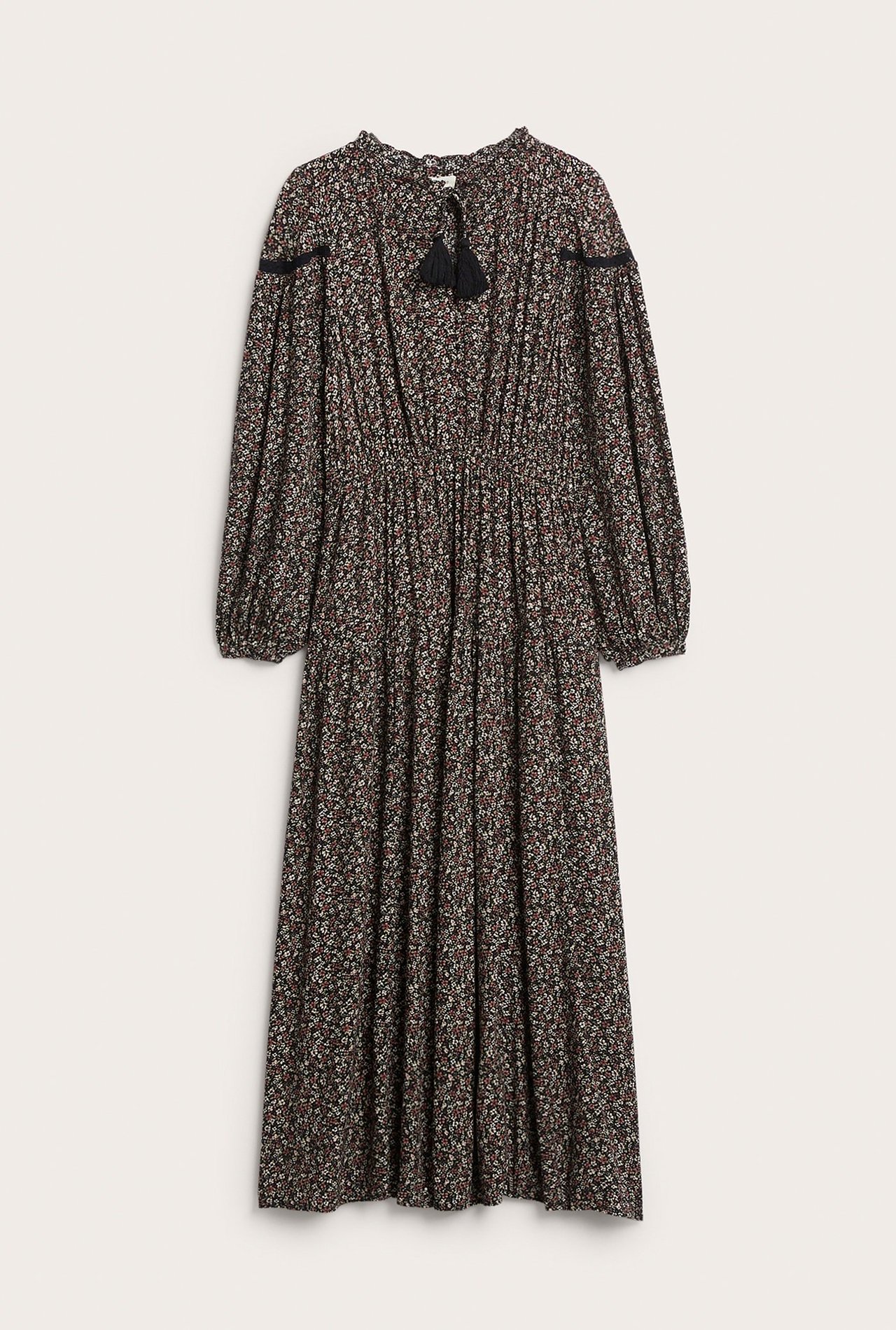 Vorderansicht: schwarzes, geblümtes, langes Viskosekleid mit Rüschenkragen, Quastenbändern, Gummizug in der Taille, Puffärmeln.