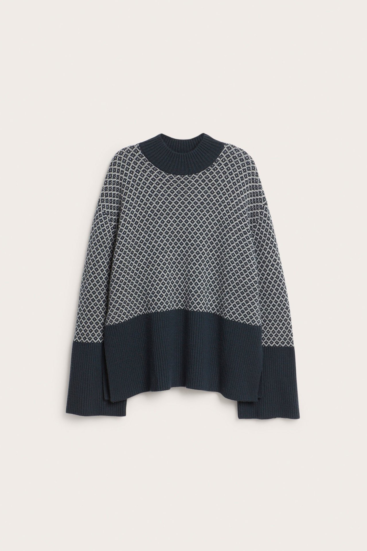 Vorderansicht: Dunkelblauer Wollpullover mit weißem Jacquardmuster, einfarbigen Rippbündchen und Stehkragen.