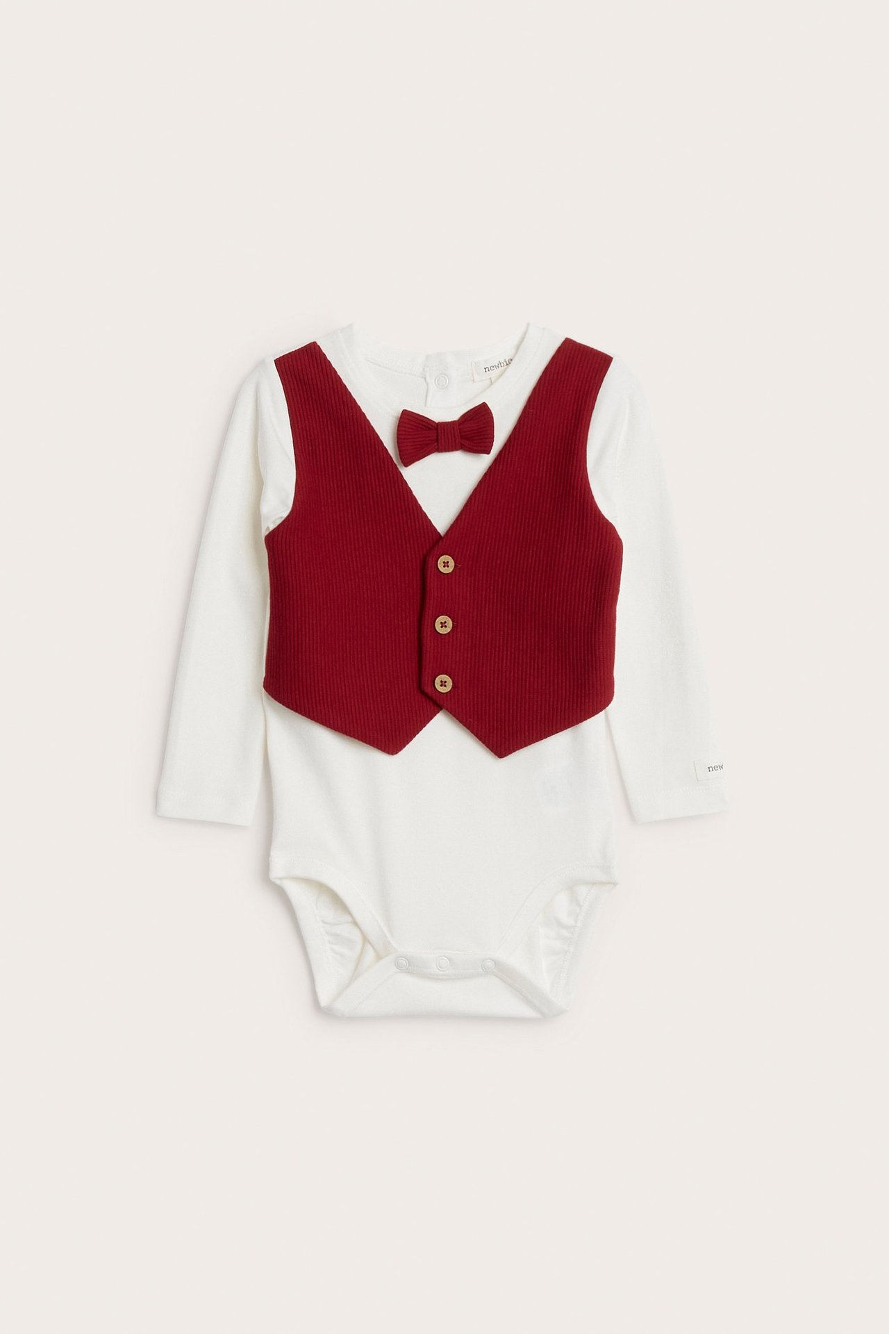 Vorderansicht, Baby-Body gebrochen weiß, langärmelig, mit angenähter roter Rippenweste und Fliege.