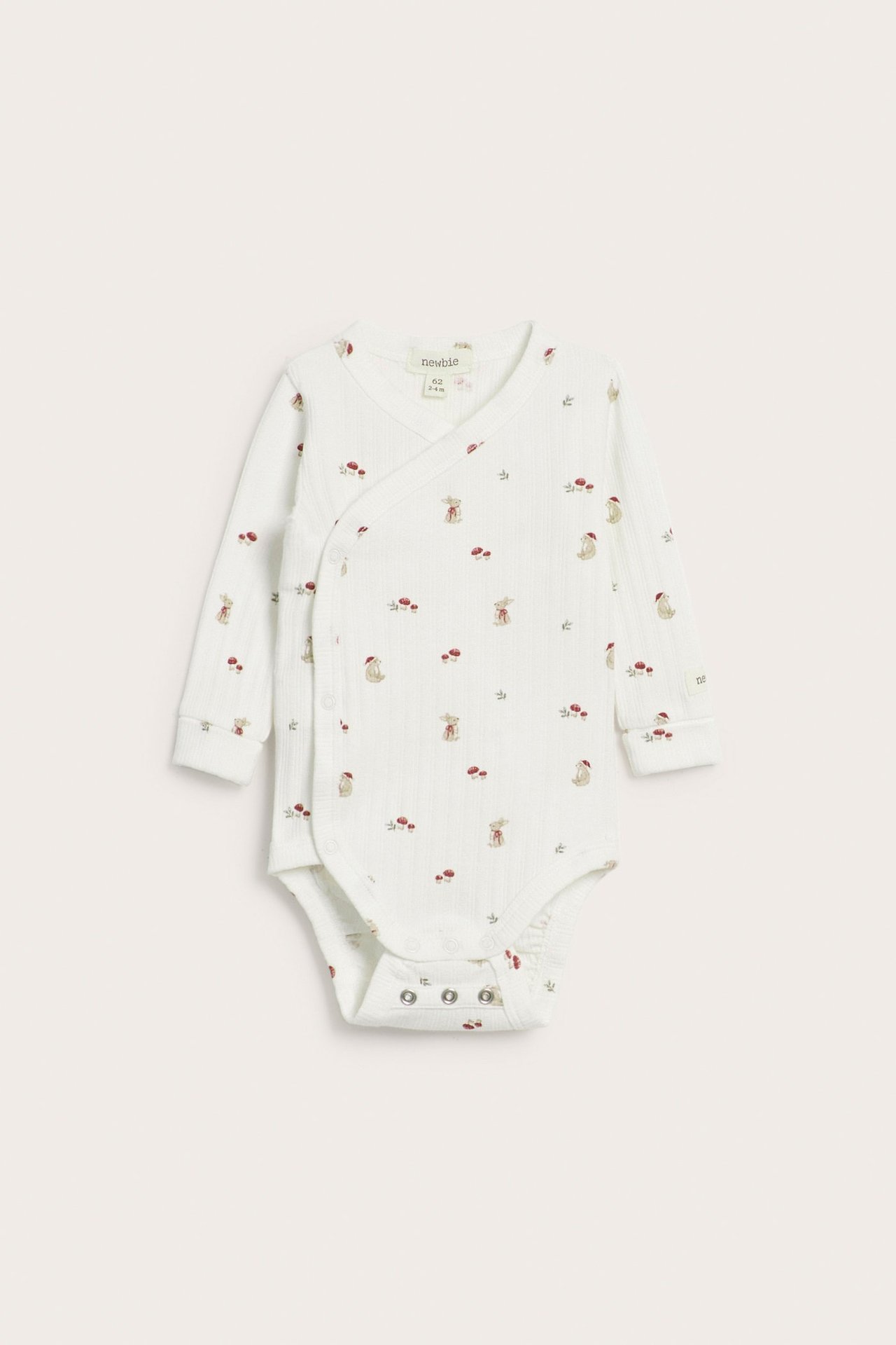 Vorderansicht: Off-white Baby Langarm-Wickelbody mit Tiermuster und Druckknöpfen.