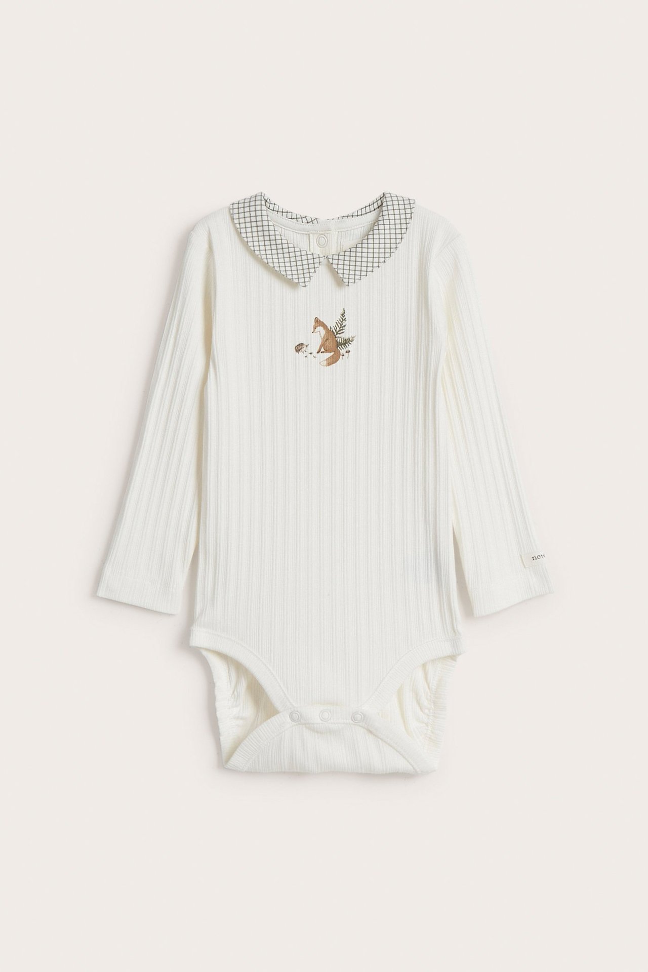 Vorderansicht eines cremefarbenen gerippten Baby-Bodys mit kariertem Kragen und Fuchsdruck.