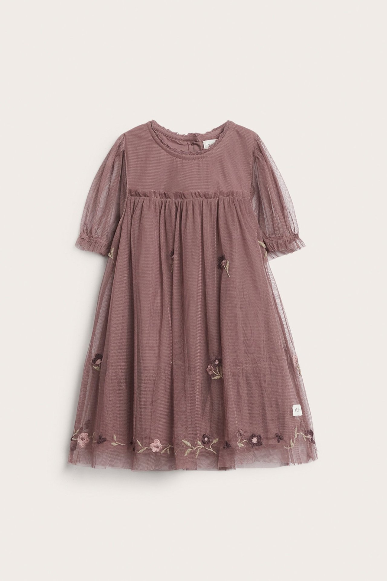 Vorderansicht eines dunkelrosa Kinder-Meshkleides mit Blumenstickerei, Puffärmeln und geraffter Taille.