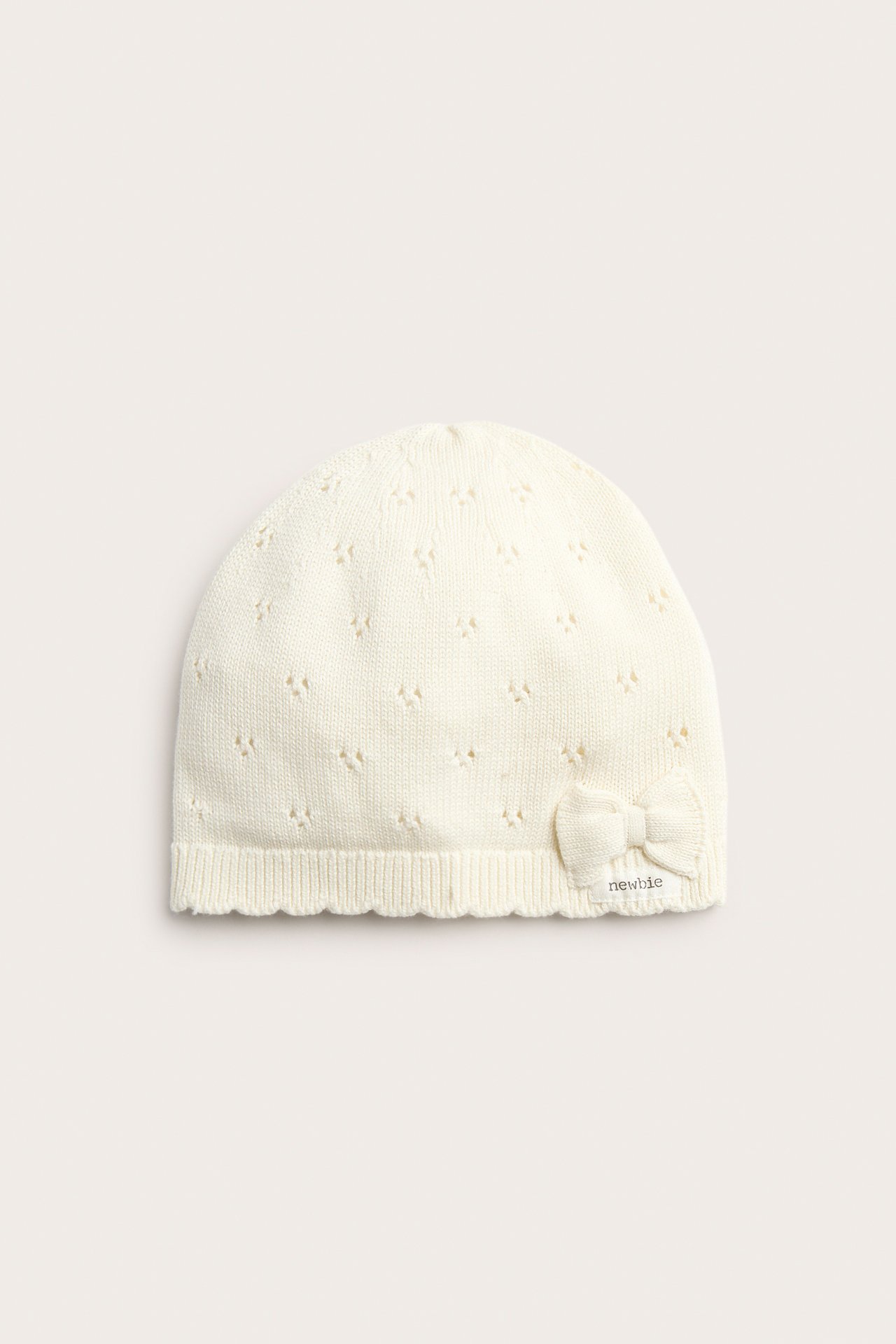 Knitted hat with bow