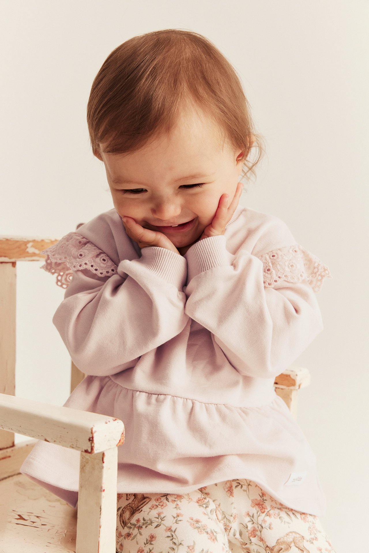 Sweatshirt with frills