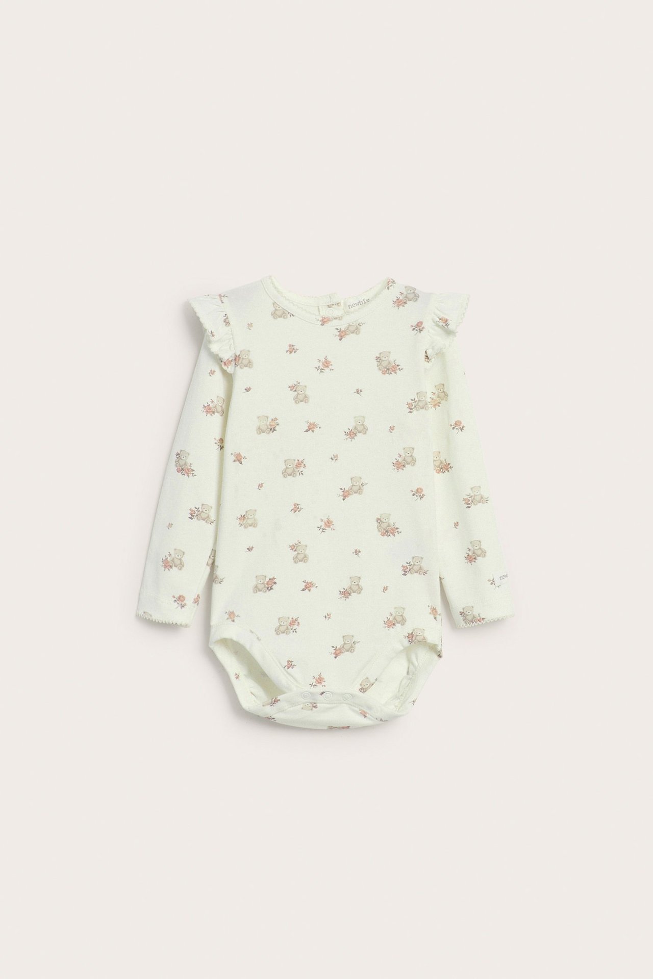 Vorderansicht: Off-white Baby Langarmbody mit Blumen- und Bärendruck, Schulterrüschen und Druckknöpfen.