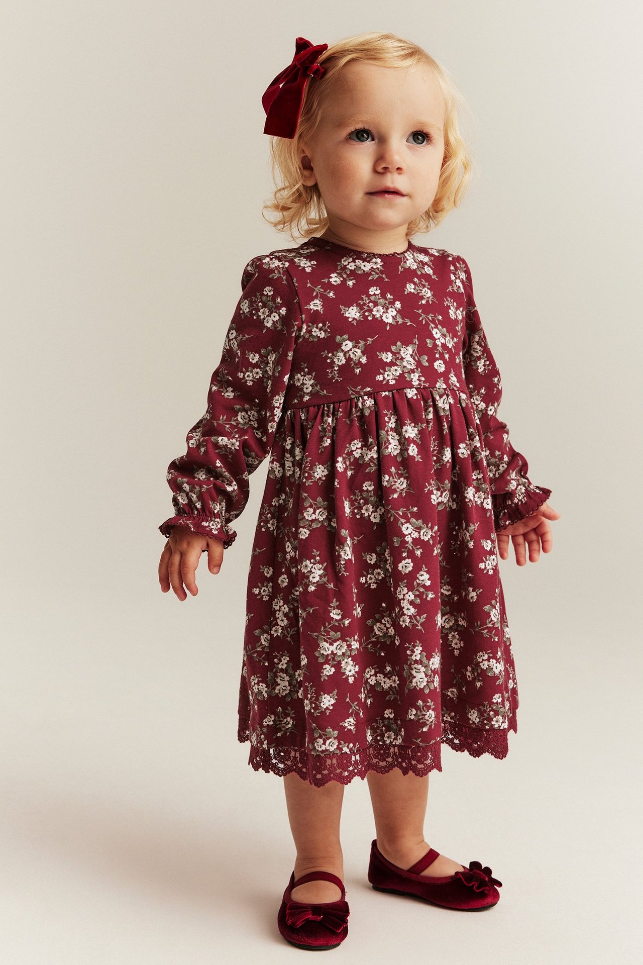 Geblümtes Kleid mit Spitze