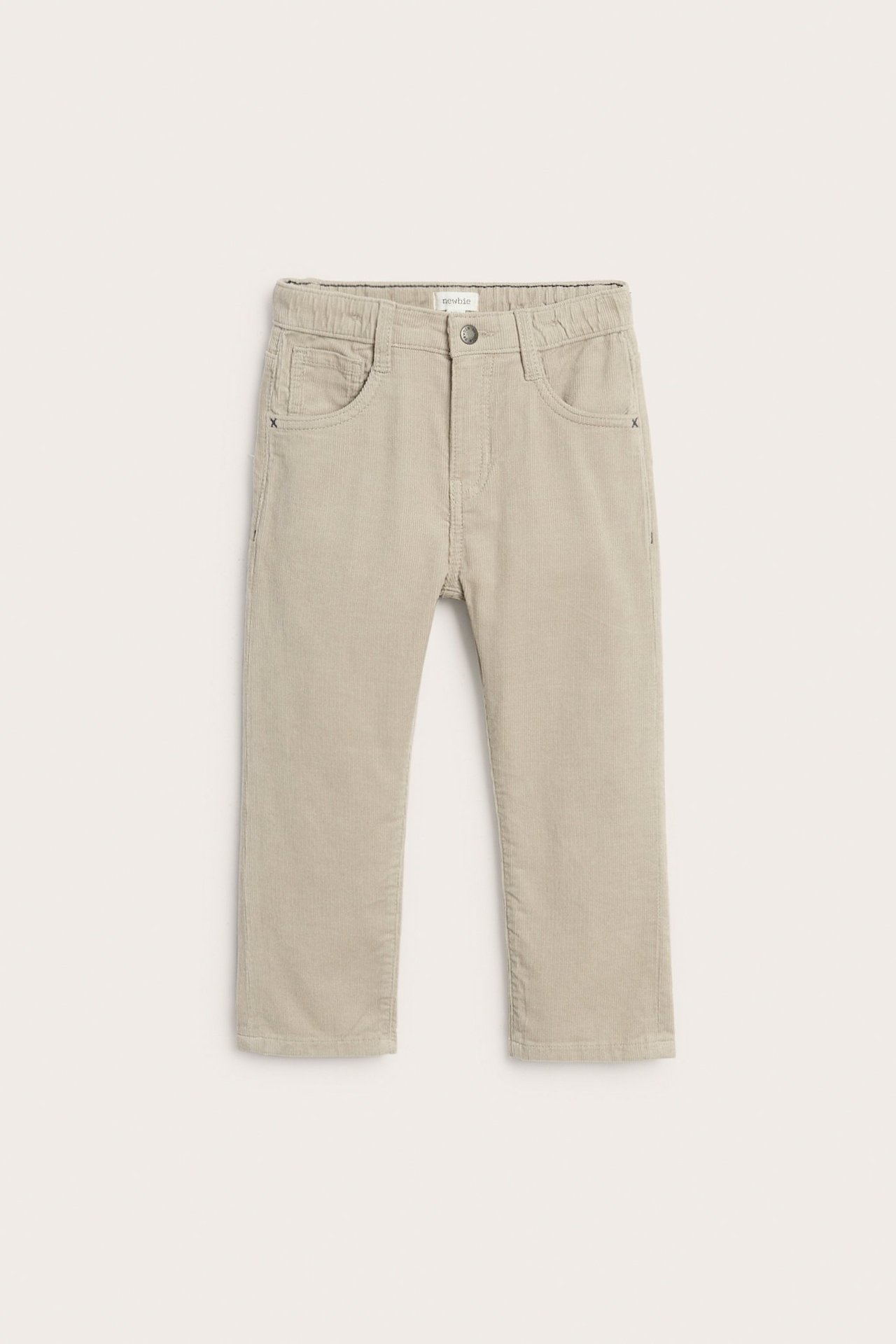 Vorderansicht: Beige Kinder-Cordhose mit 5 Taschen, elastischem Bund, Knopf und Reißverschluss.