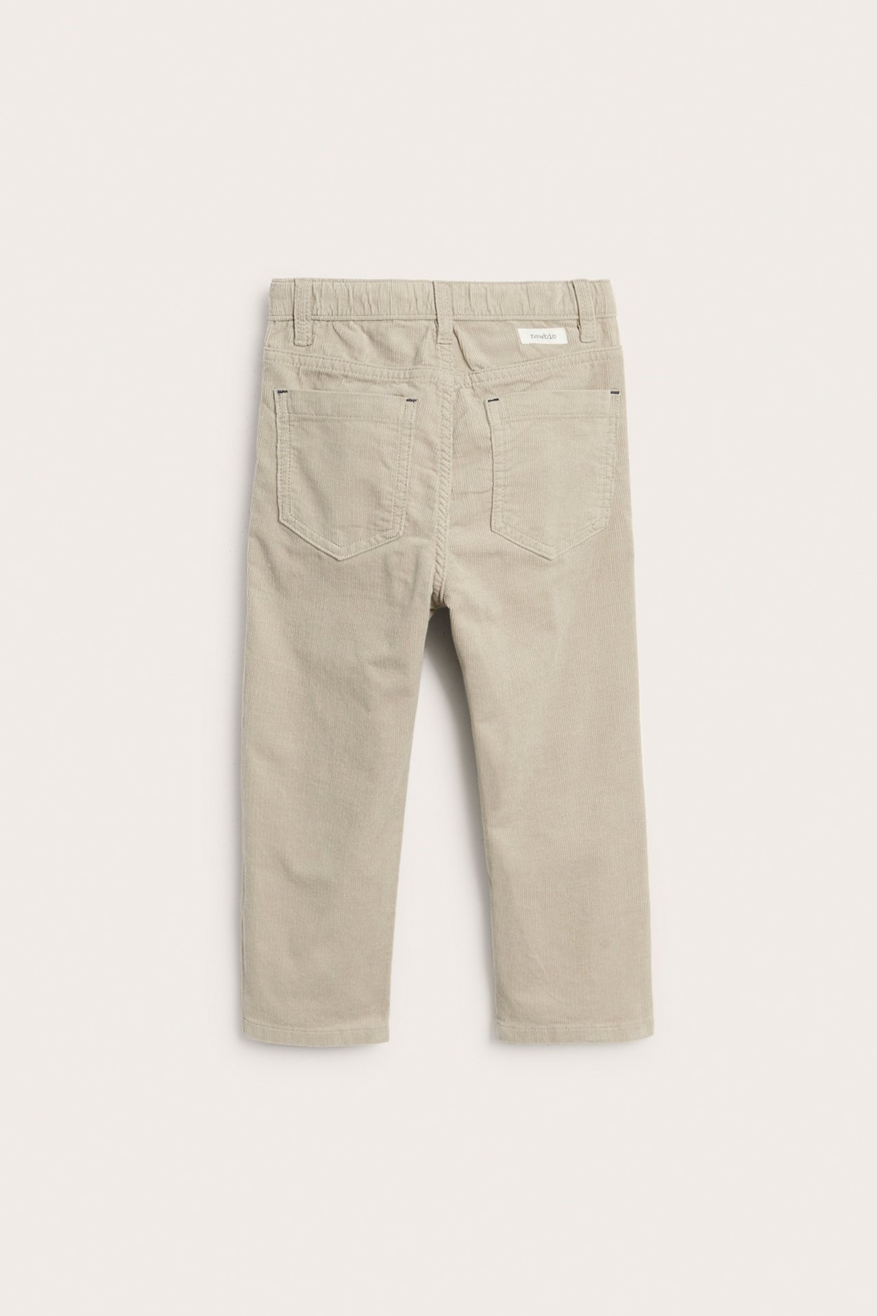 Rückansicht beiger Kinder-Cordhose mit elastischem Bund, Gürtelschlaufen und Gesäßtaschen.