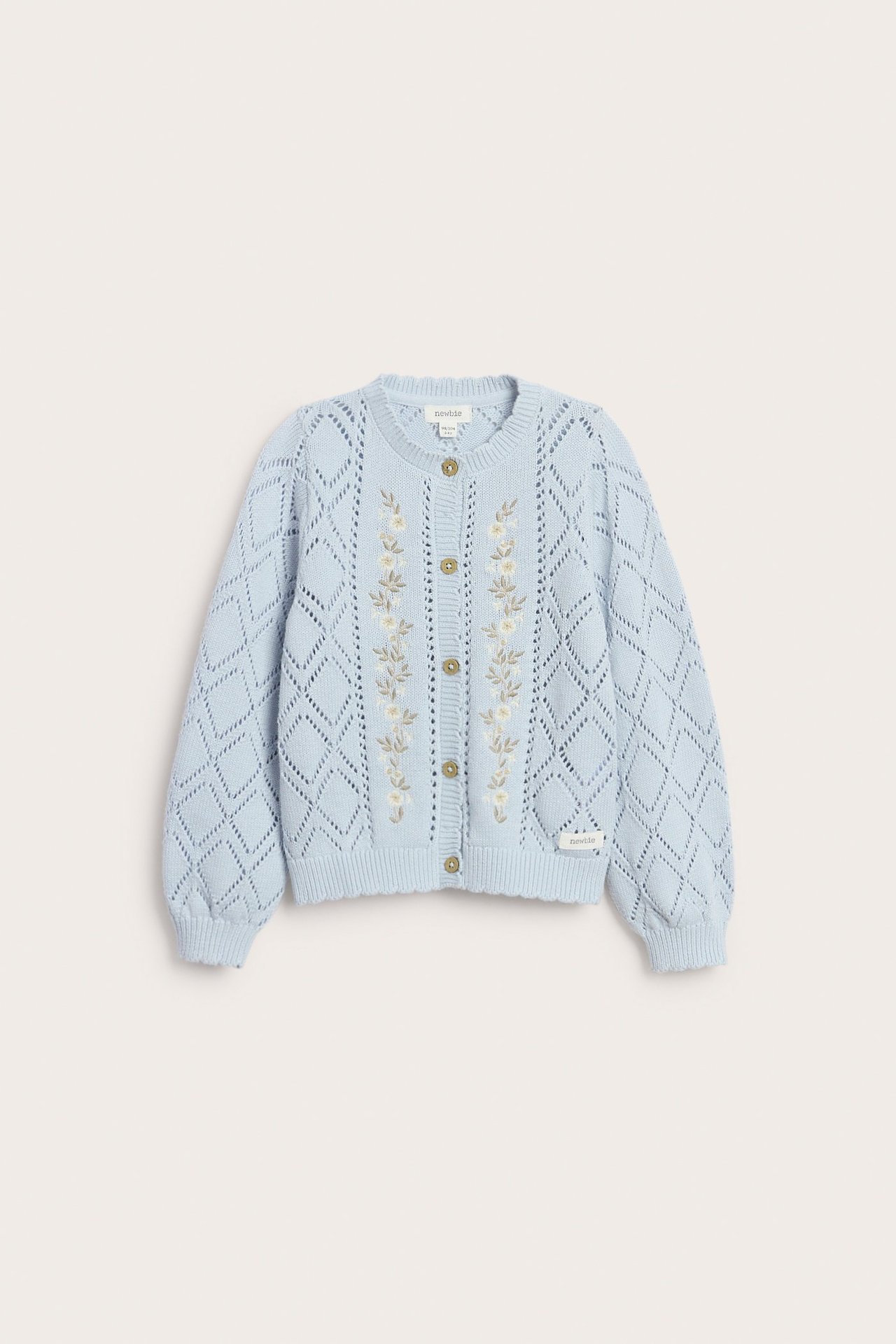 Vorderansicht einer hellblauen gemusterten Kinder-Strickjacke mit gestickten Blumen und vorderen Newbie-Knöpfen.