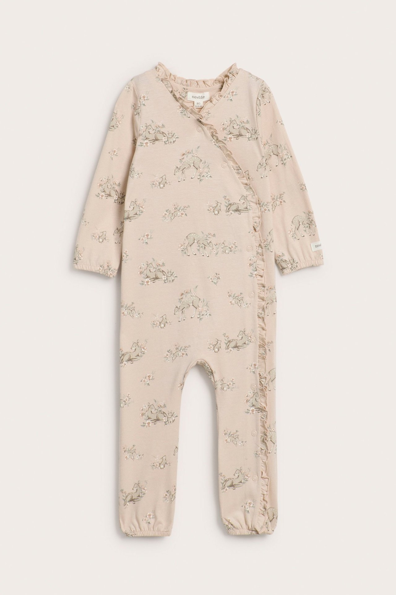 Vorderansicht eines hellrosa Baby-Overalls mit Reh- und Blumenmuster, Rüschen und Druckknöpfen.