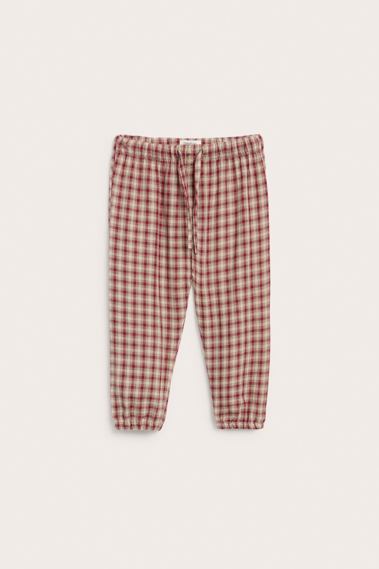 Vorderansicht: Karierte Kinder-Baumwollhose in Rot-Beige mit Gummibund, Kordelzug und Bündchen.