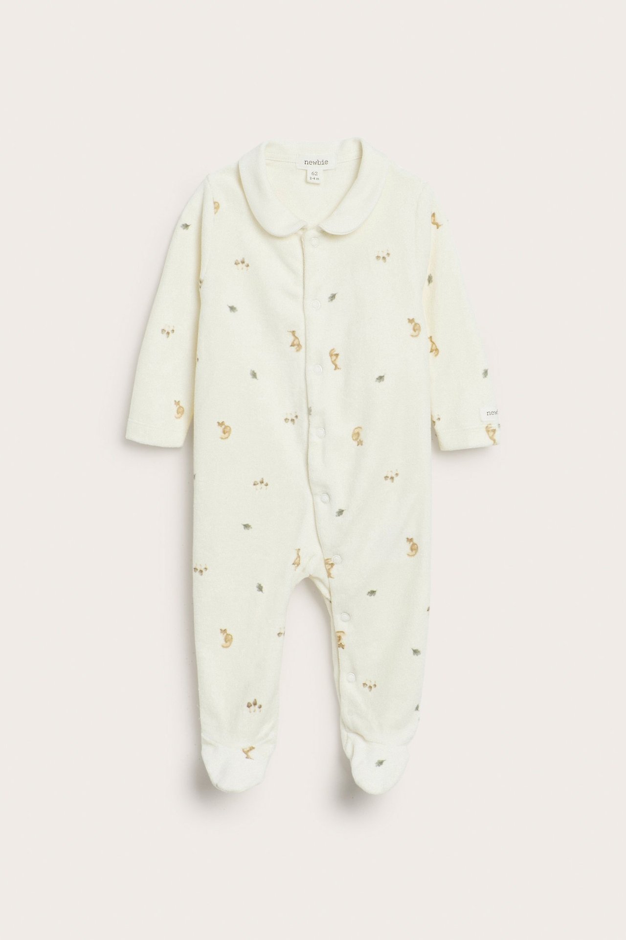 Vorderansicht: Off-white Velours-Babystrampler mit Fuchsmuster, Kragen, Druckknöpfen und integrierten Füßen.