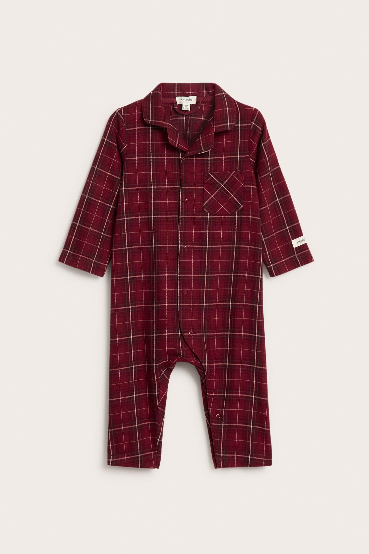 Vorderansicht eines roten karierten Baby-Flanellpyjamas mit langen Ärmeln und Druckknöpfen vorne.