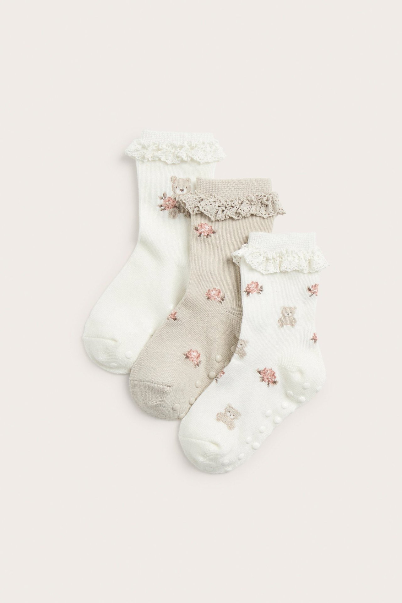 Drei Paar cremefarbene und hellbeige Socken, gemustert mit Bären und Rosen, mit Spitzenbesatz, Anti-Rutsch.