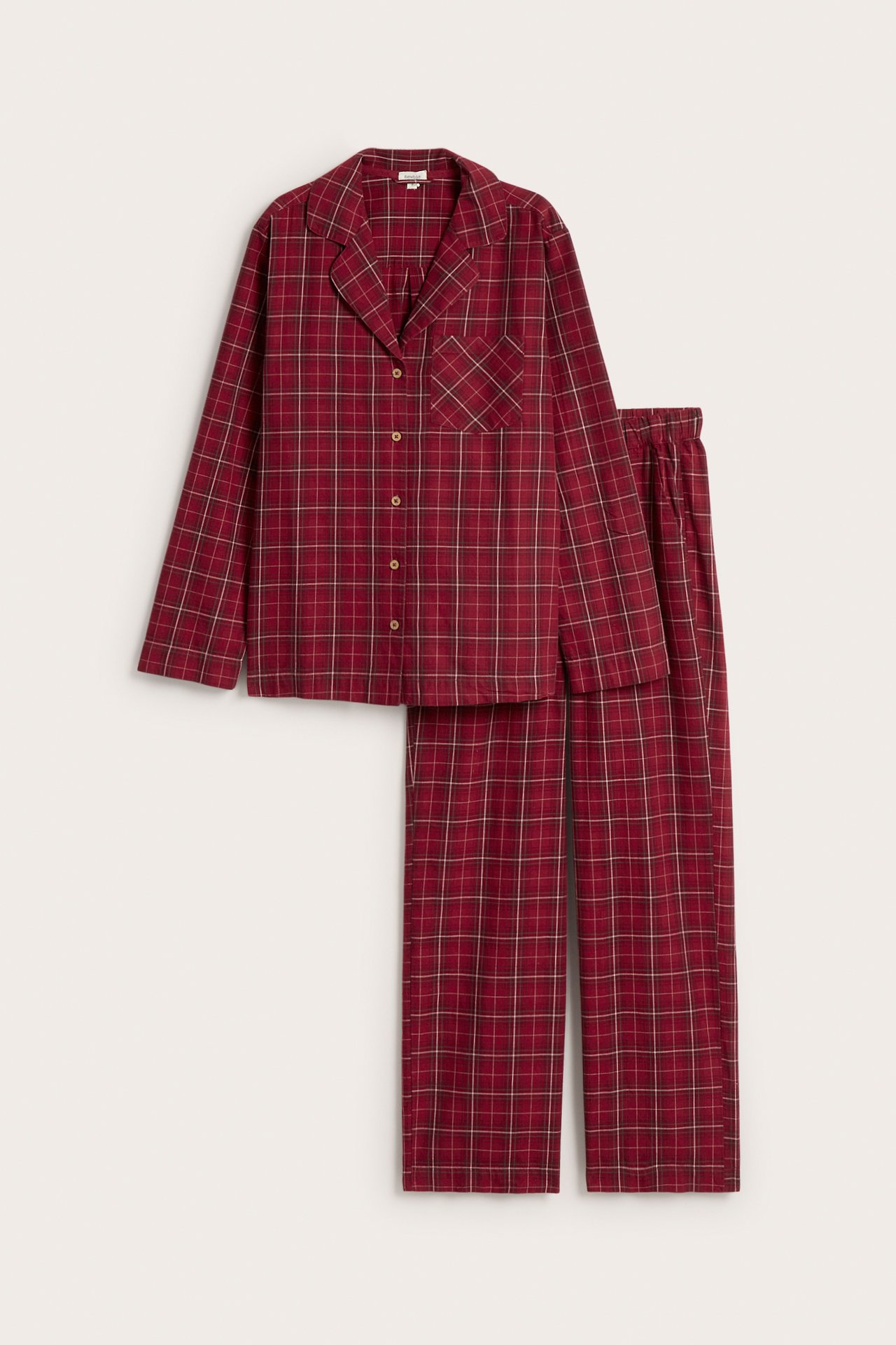 Vorderansicht eines rot karierten Flanell-Pyjamas für Damen: Hemd mit Kragen und Knopfleiste, lange Hose.