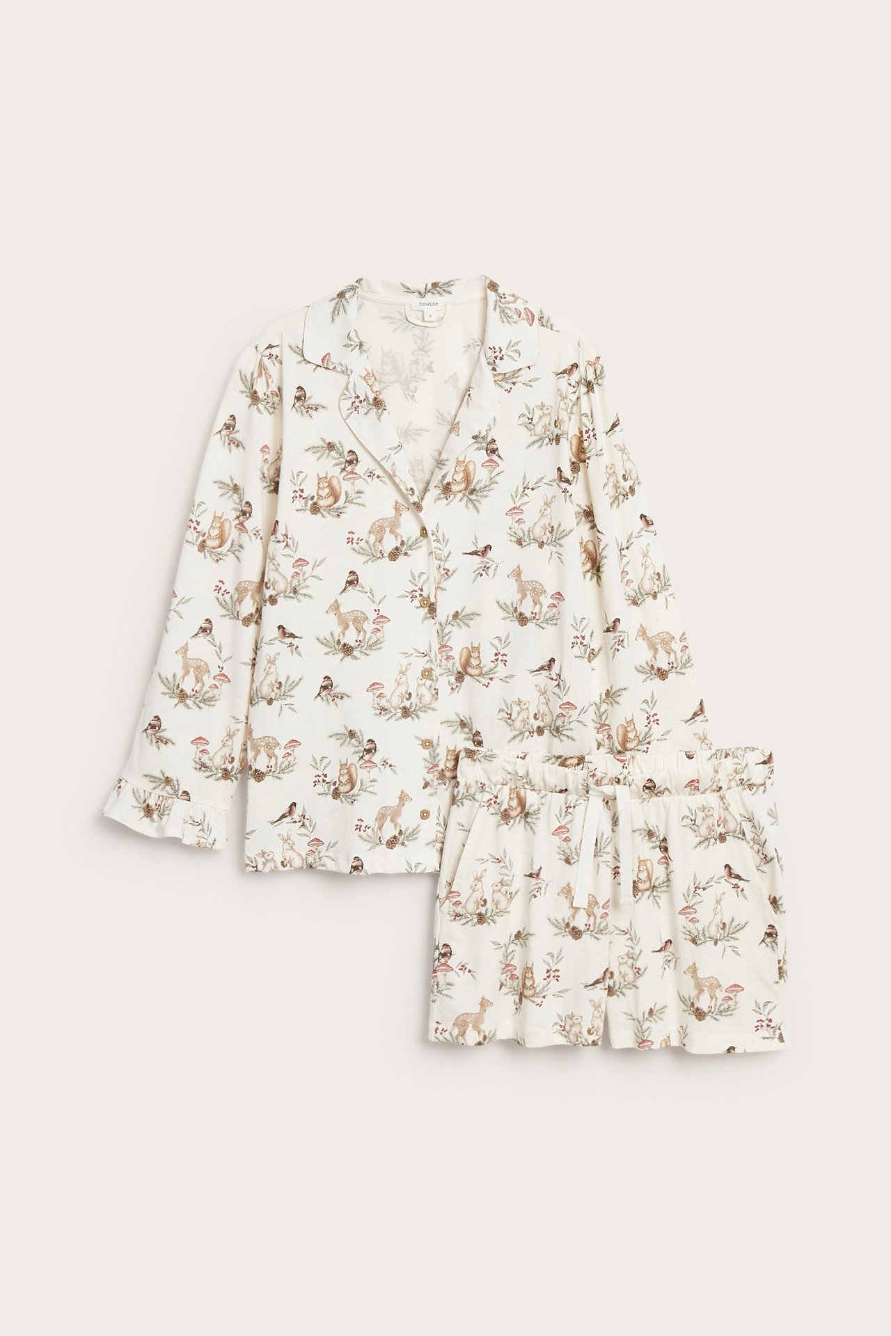 Vorderansicht: Damen-Pyjama aus cremefarbener Baumwolle mit Tiermuster, Knopfleiste oben und Shorts.