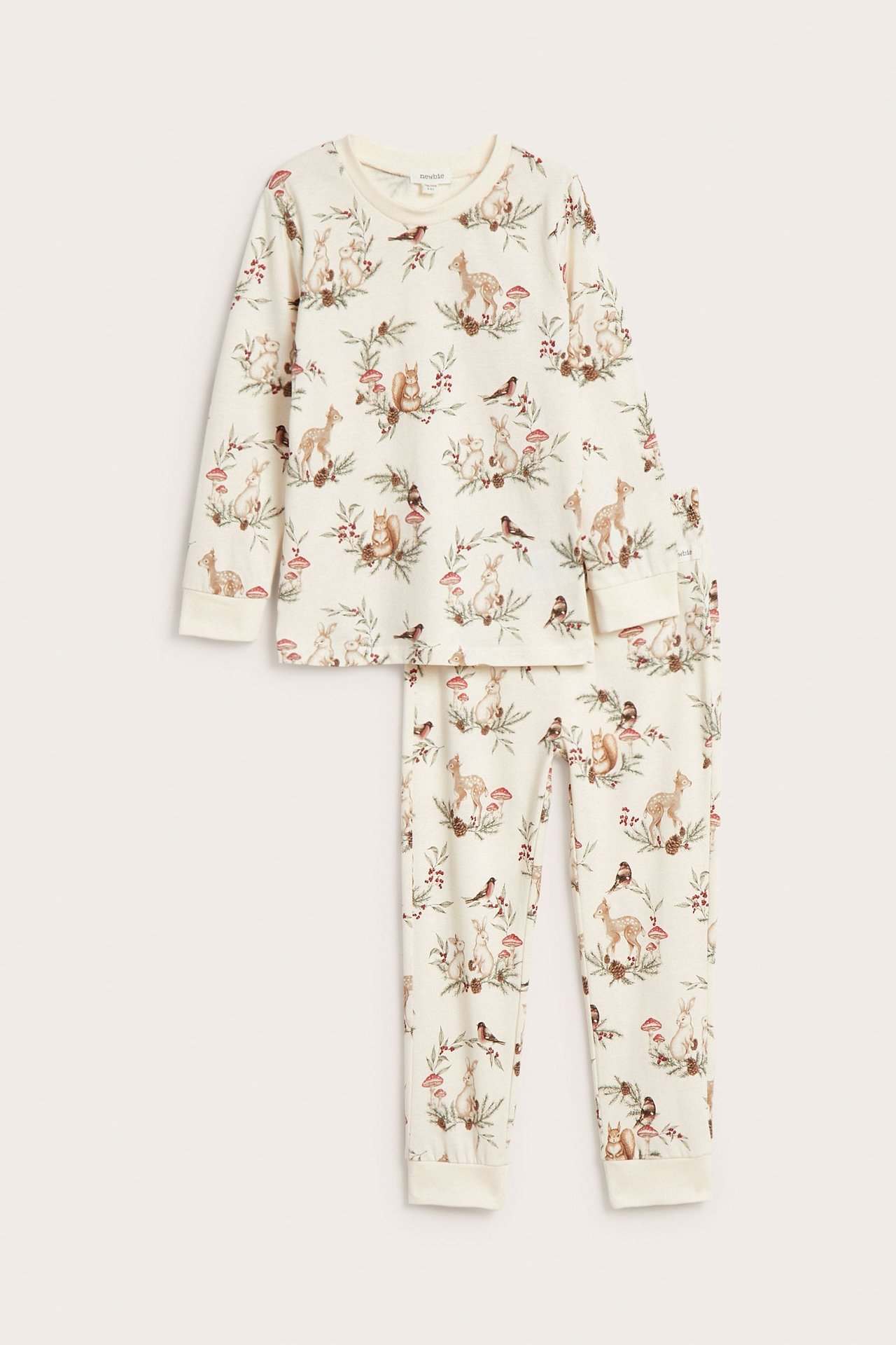 Vorderansicht: Offwhite zweiteiliges Kinder-Baumwollpyjama-Set mit Waldtier- und Pilzmuster.