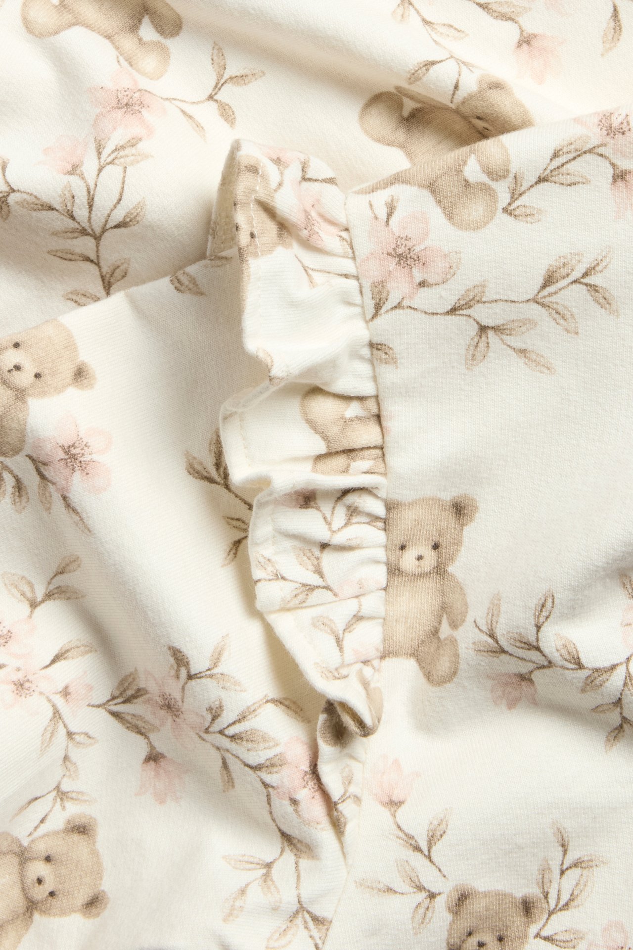 Offwhite Blümchen- sweatshirt mit Volant, Rippenbündchen, Teddybär-Design.