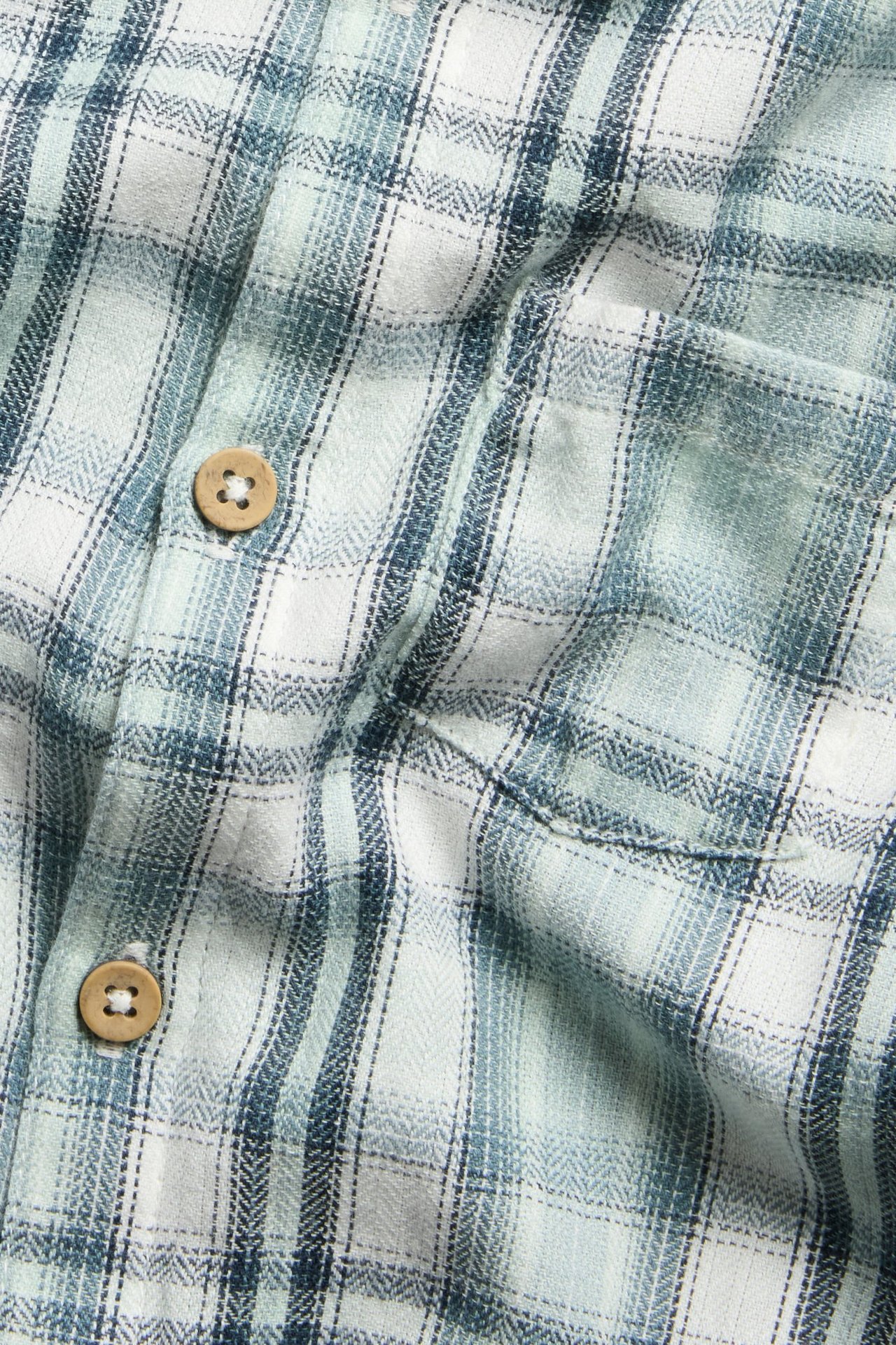 Hellgrüner kariert Kinder-Hemdbody mit Kragen, Knöpfen vorne und im Schritt, Brusttasche.