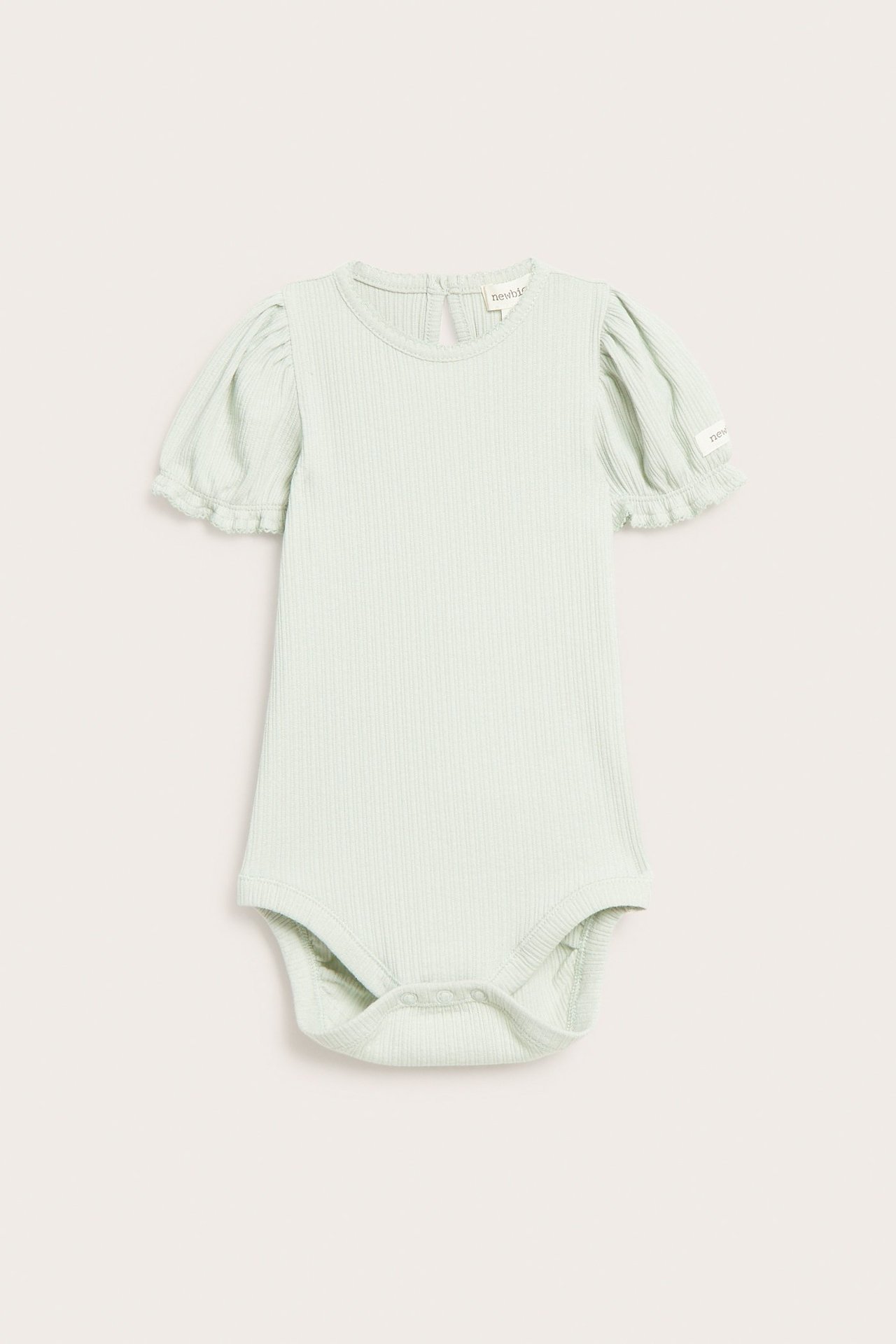 Vorderansicht eines hellgrünen gerippten Jersey-Babybodys mit kurzen Puffärmeln, Picot-Besatz und Druckknöpfen.