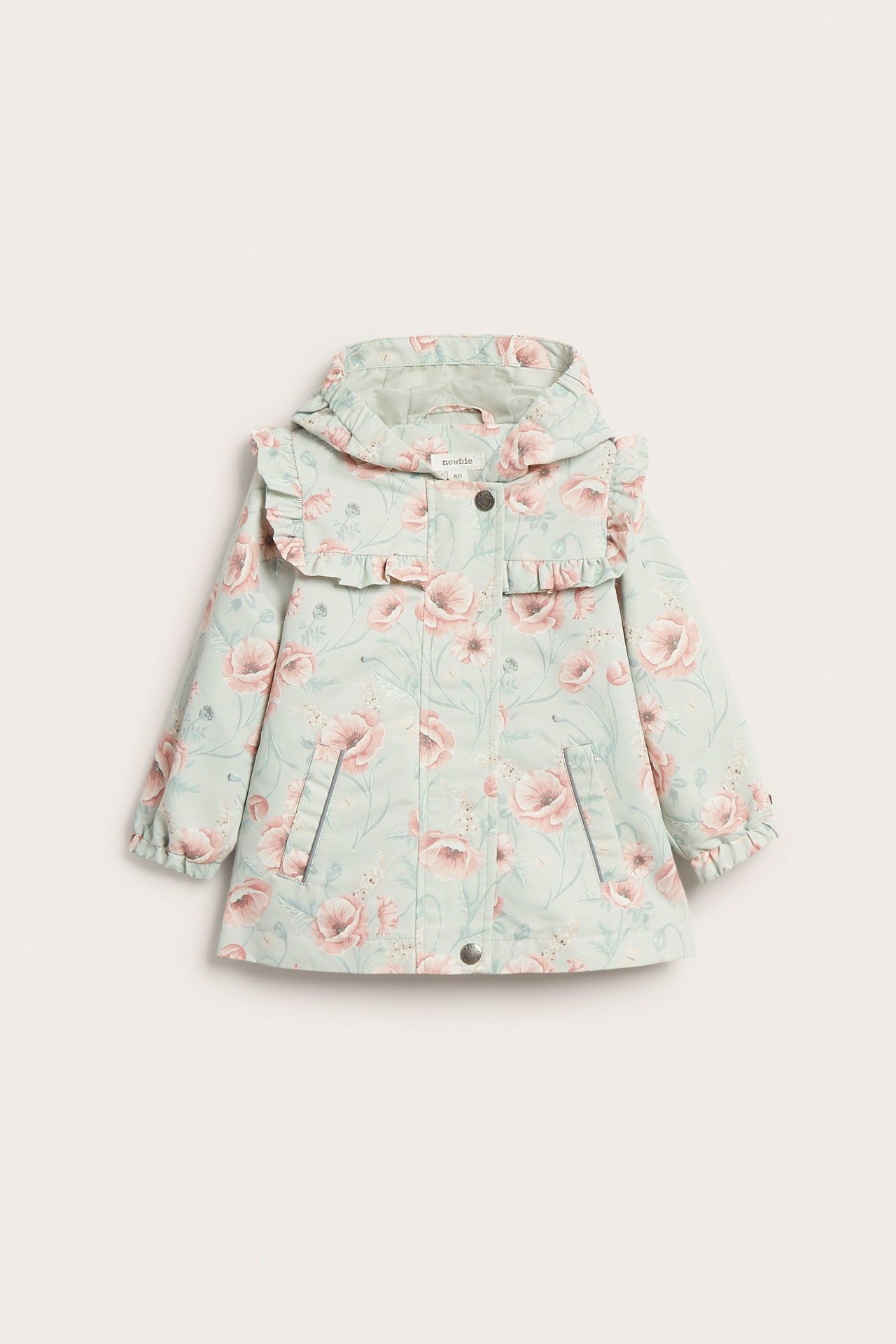 Vorderansicht einer hellgrünen Kinderjacke mit Blumenmuster, Rüschen, Reißverschluss und Druckknöpfen.