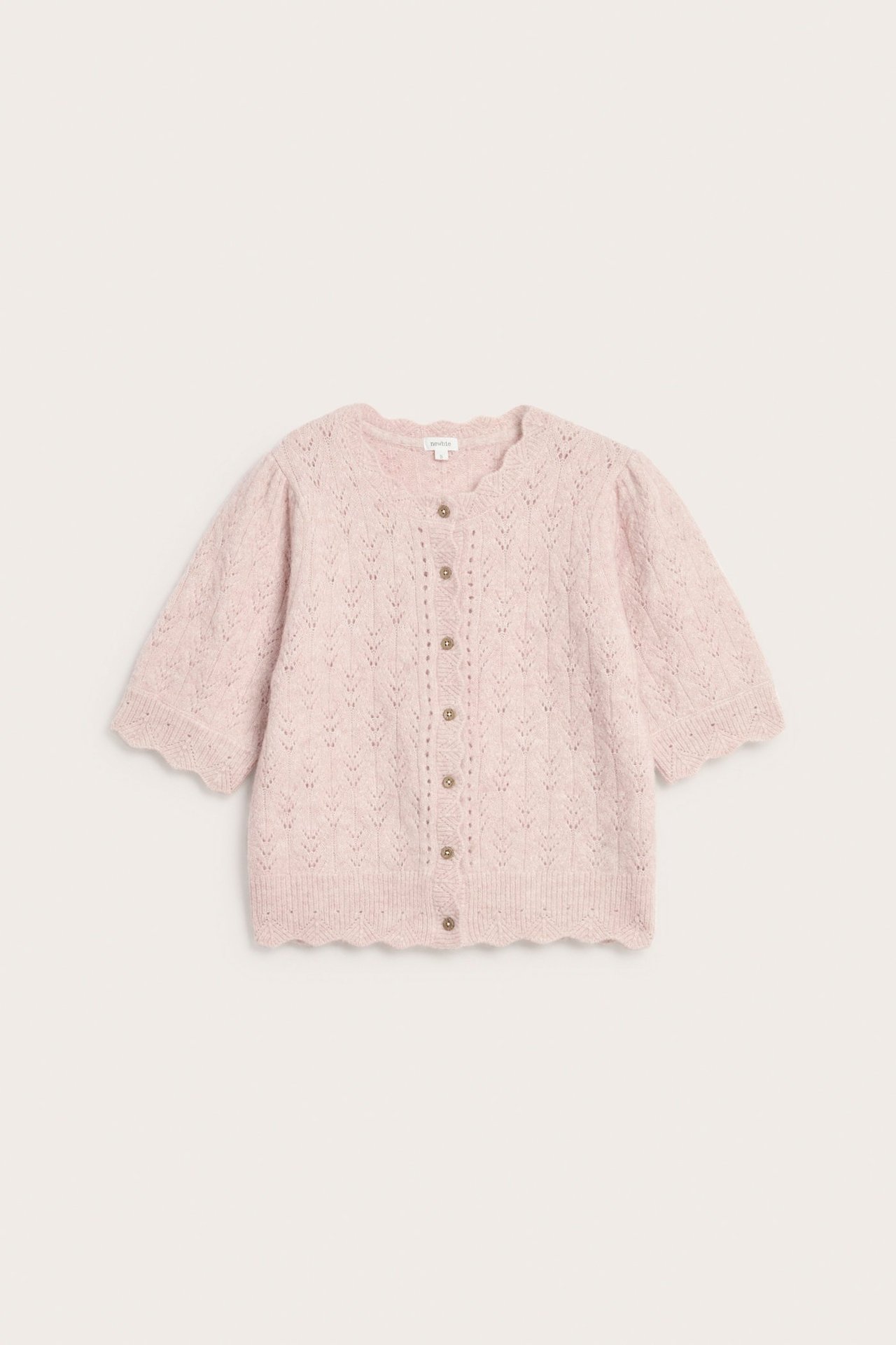 Vorderansicht einer hellrosa Damen-Strickjacke aus Wollmischung mit Muster und Wellenkanten.