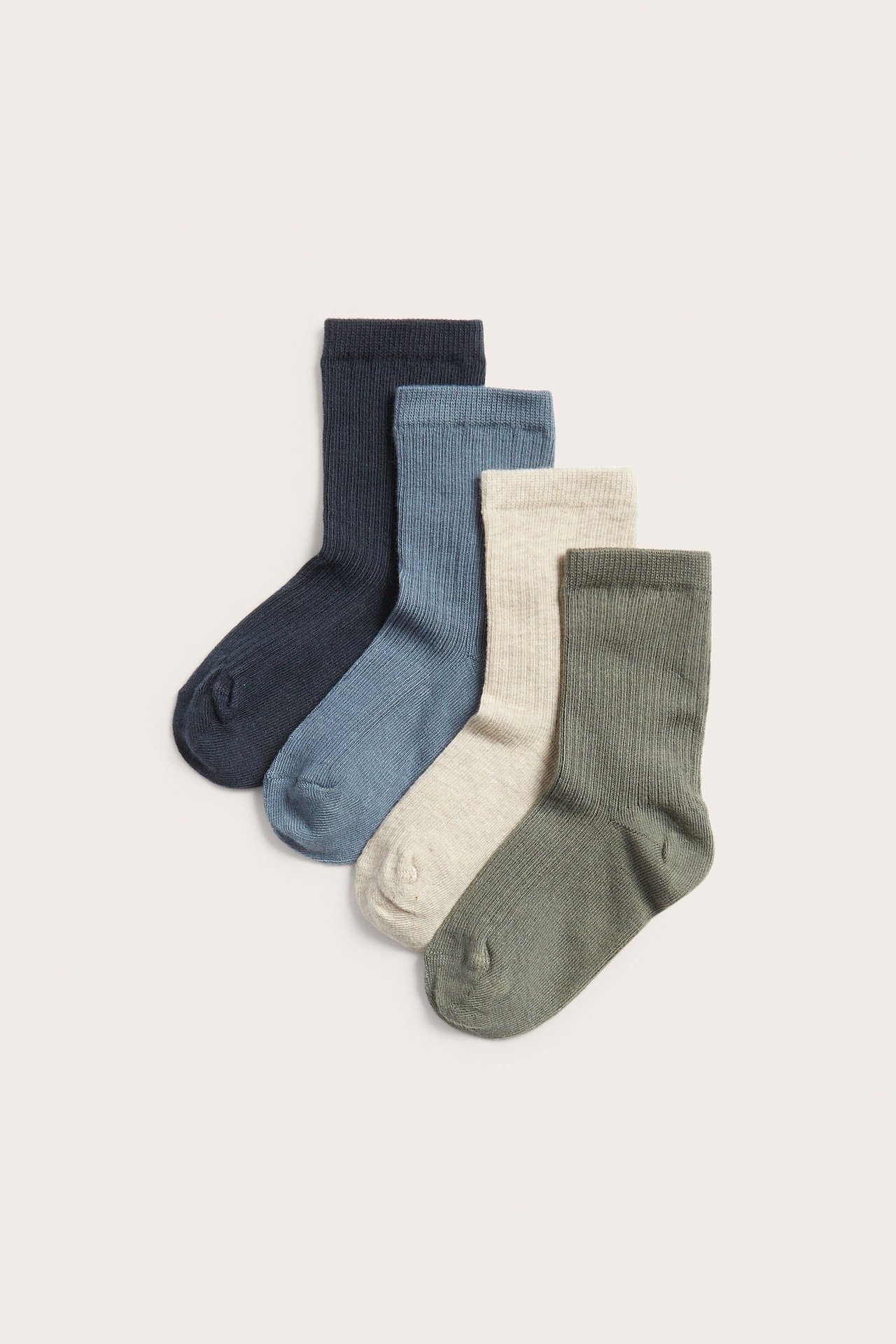 Draufsicht auf vier Paar gerippte Socken in Dunkelblau, Hellblau, Beige und Olivgrün.