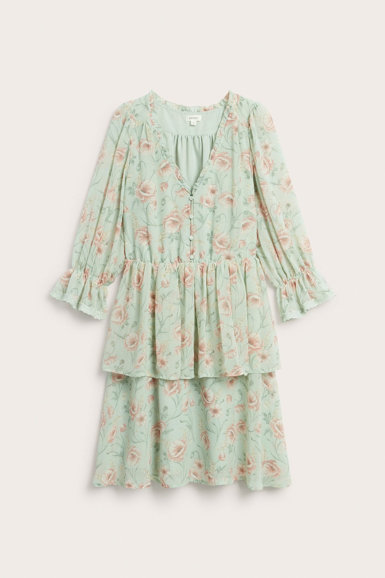 Vorderansicht eines hellgrünen, geblümten Chiffonkleides mit Rüschen, V-Ausschnitt und bezogenen Knöpfen.