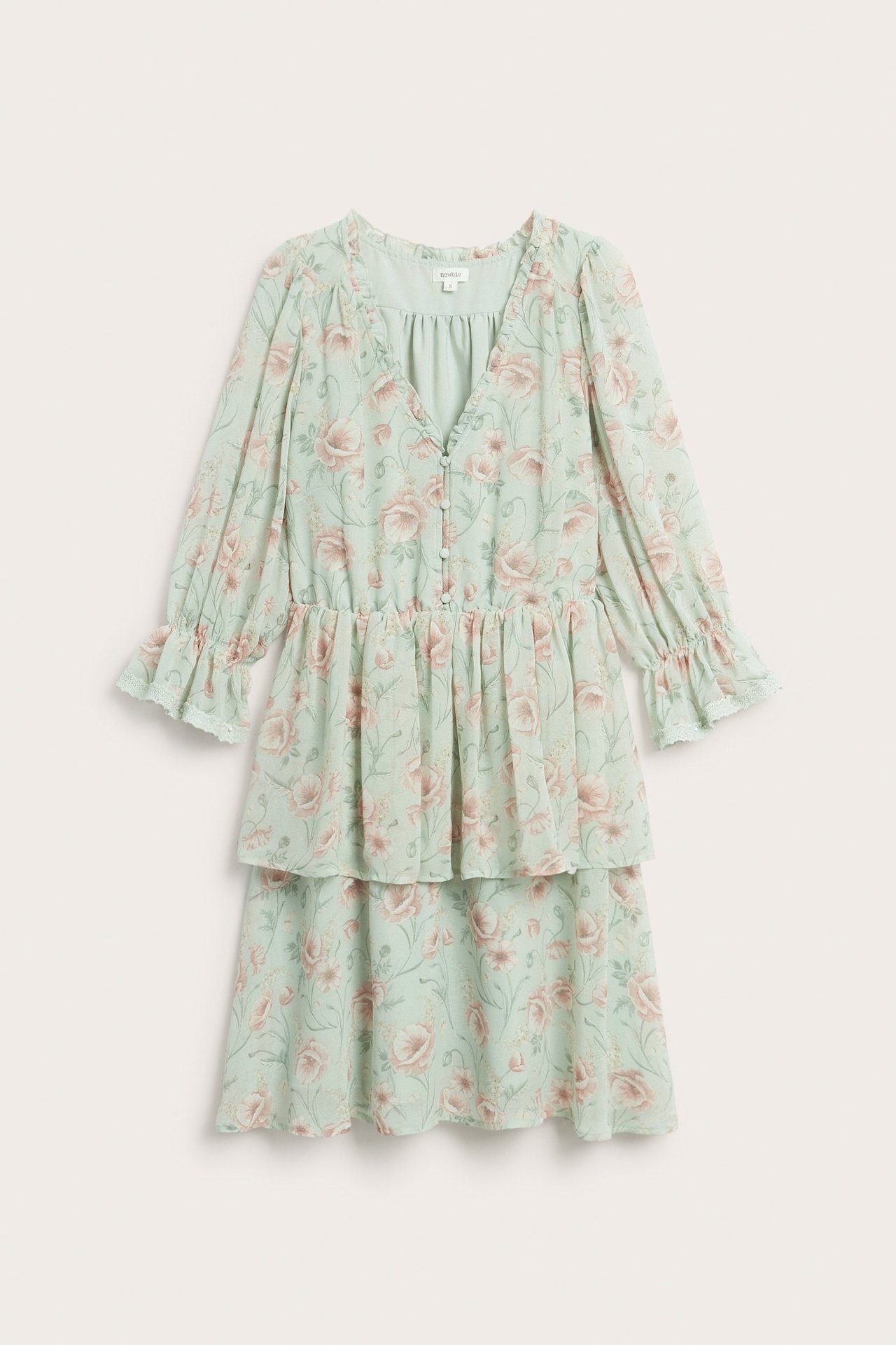 Vorderansicht eines hellgrünen Blumen-Chiffonkleides für Damen mit Rüschen-V-Ausschnitt, Knöpfen, Gummizug, Stufenrock.