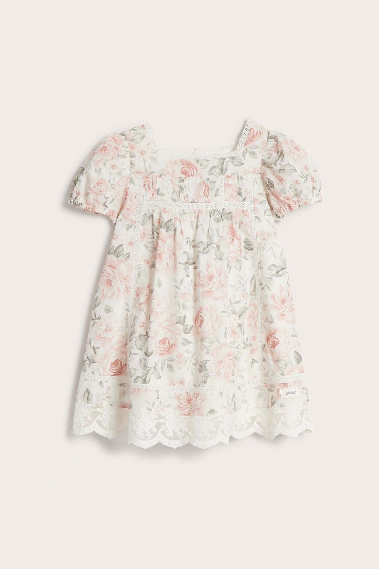 Vorderansicht: offwhite Kinderkleid aus Baumwolle, Blumenmuster, Puffärmel, eckiger Ausschnitt, Spitze.