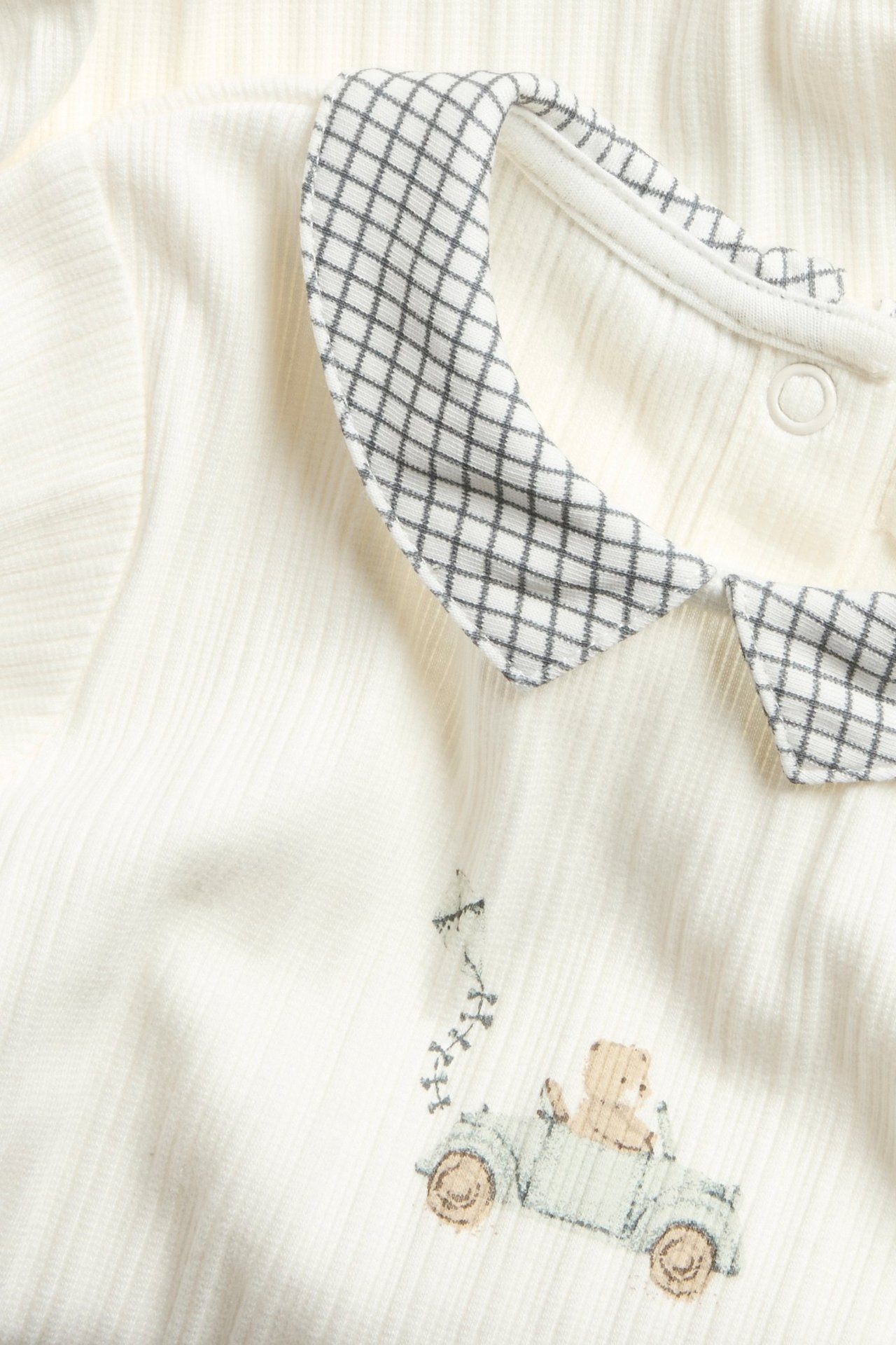 Weißes Rippenbody mit Kragen, Druck vorne, Druckknöpfe hinten, Baby.