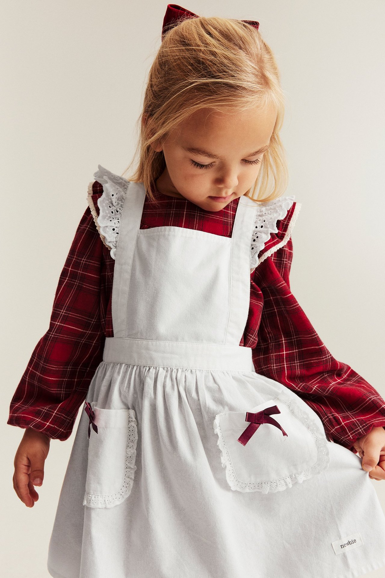 Frilled apron with bow