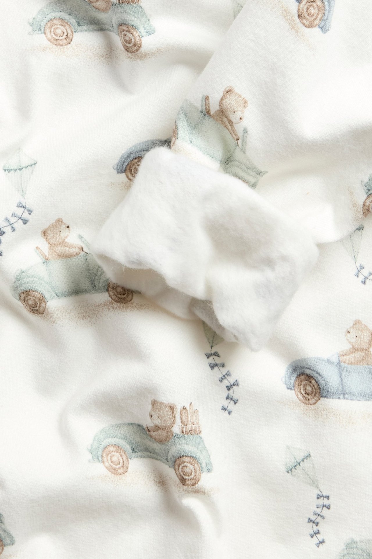 Beige Hoodie mit Auto-Design und Tiermuster, Rippen an Hals, Bündchen und Saum.