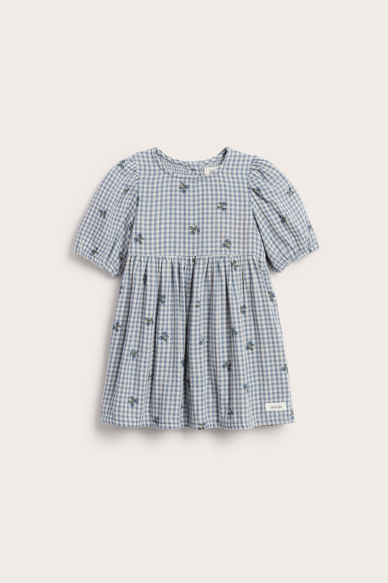 Vorderansicht: Kinderkleid aus blauer Vichy-Baumwolle mit Blaubeermuster und kurzen Puffärmeln.